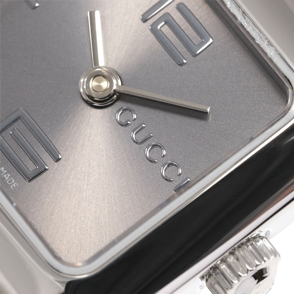 Gucci 1900L dial logo close up