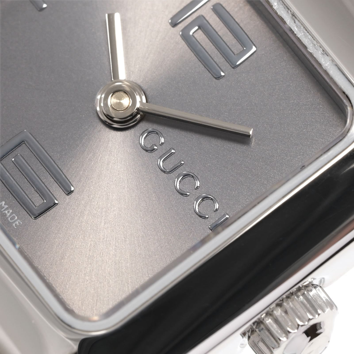 Gucci 1900L dial logo close up