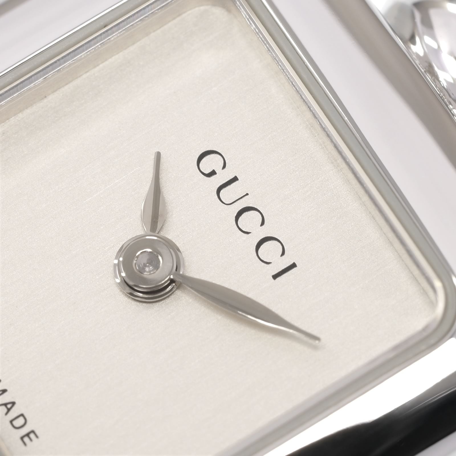 Gucci 1900L dial logo close up