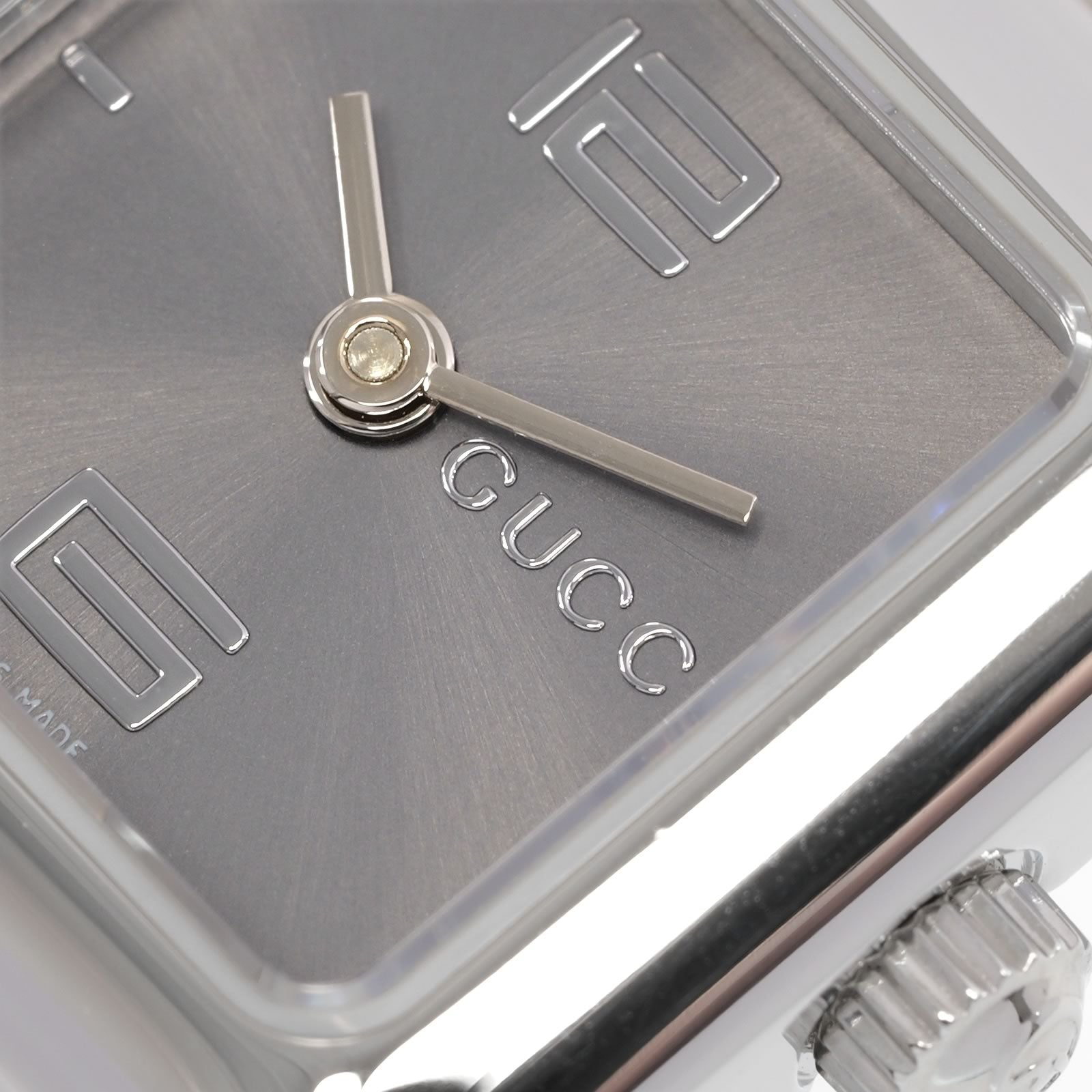 Gucci 1900L logo close up