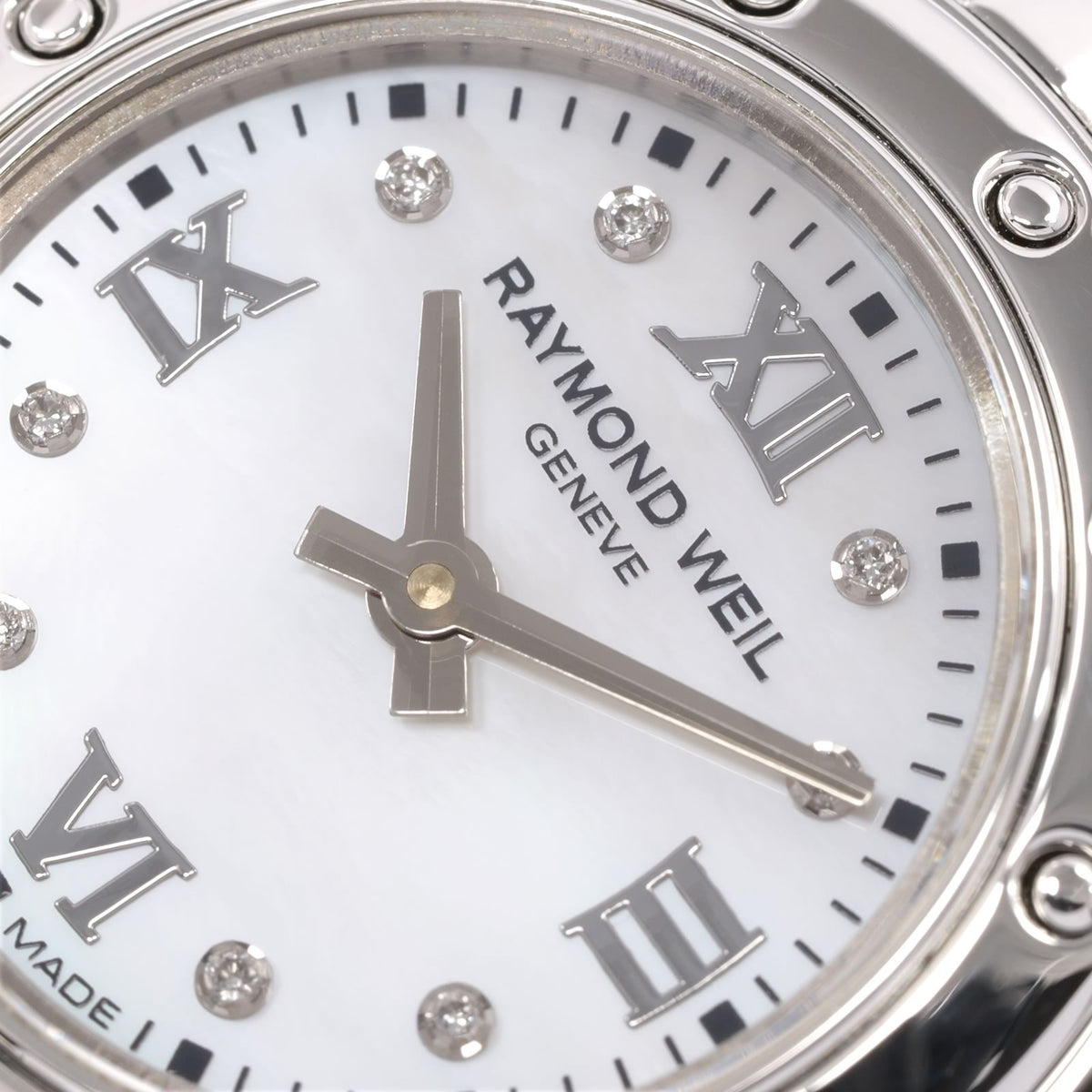 Raymond Weil Tango 5799 dial logo close up