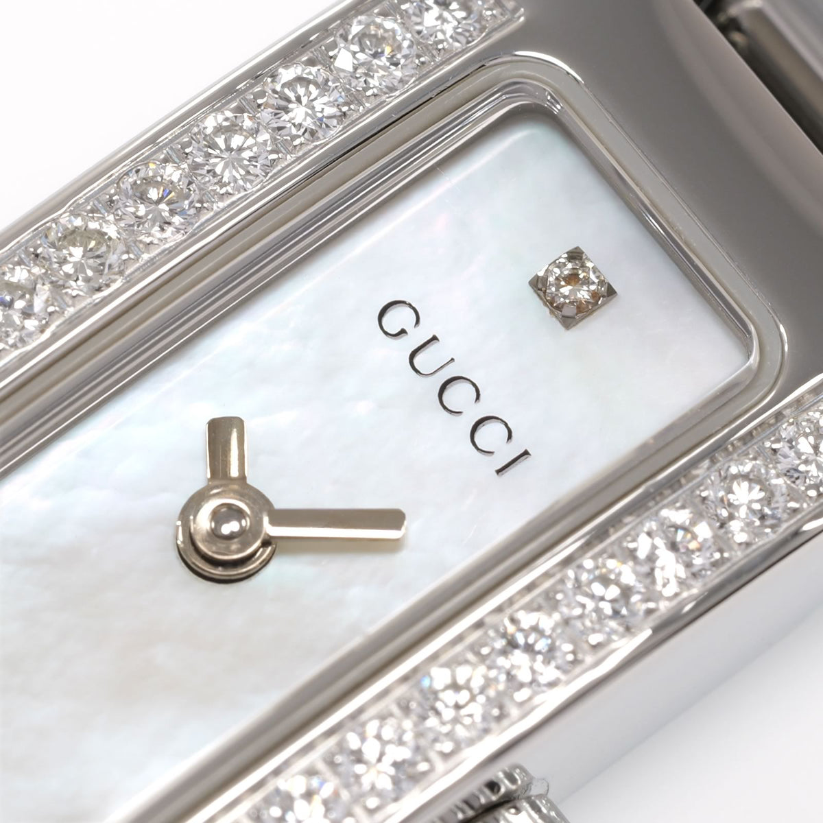 Gucci 3900L dial logo close up
