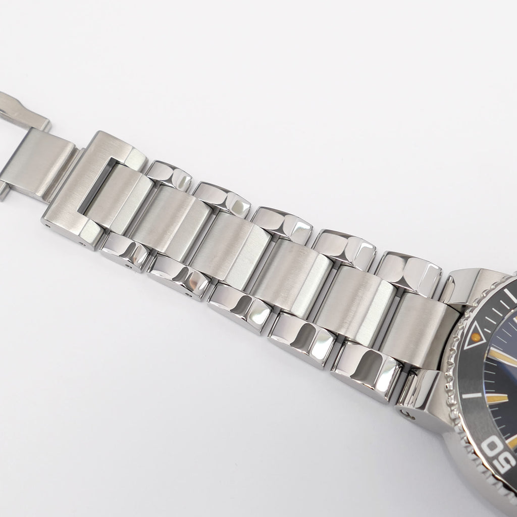 Oris Aquis 7653 stainless steel bracelet top