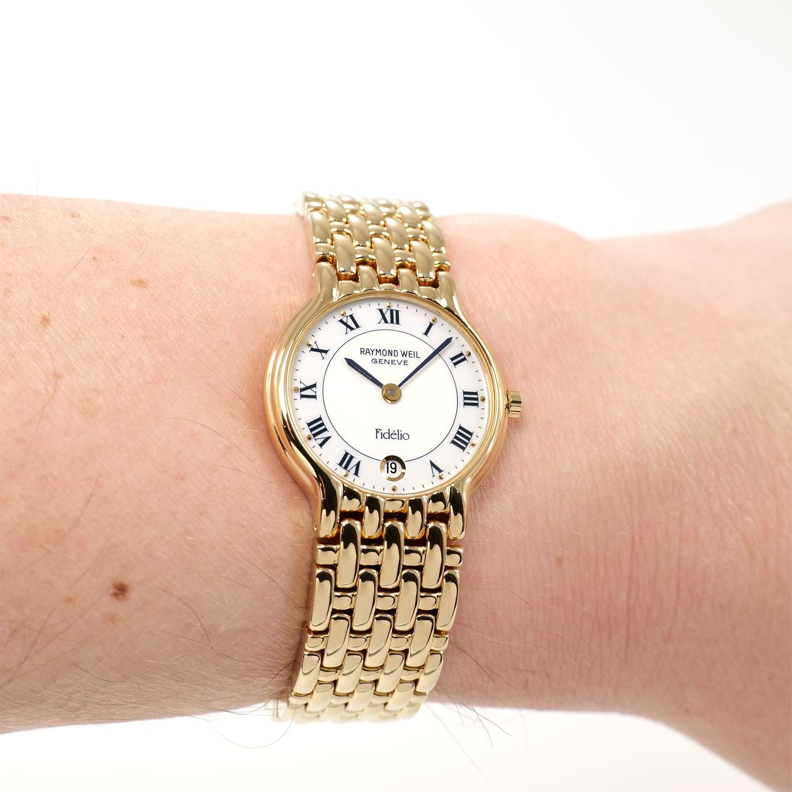 Raymond Weil Fidélio 4702 White & Blue Dial 18k Gold Plated on the wrist