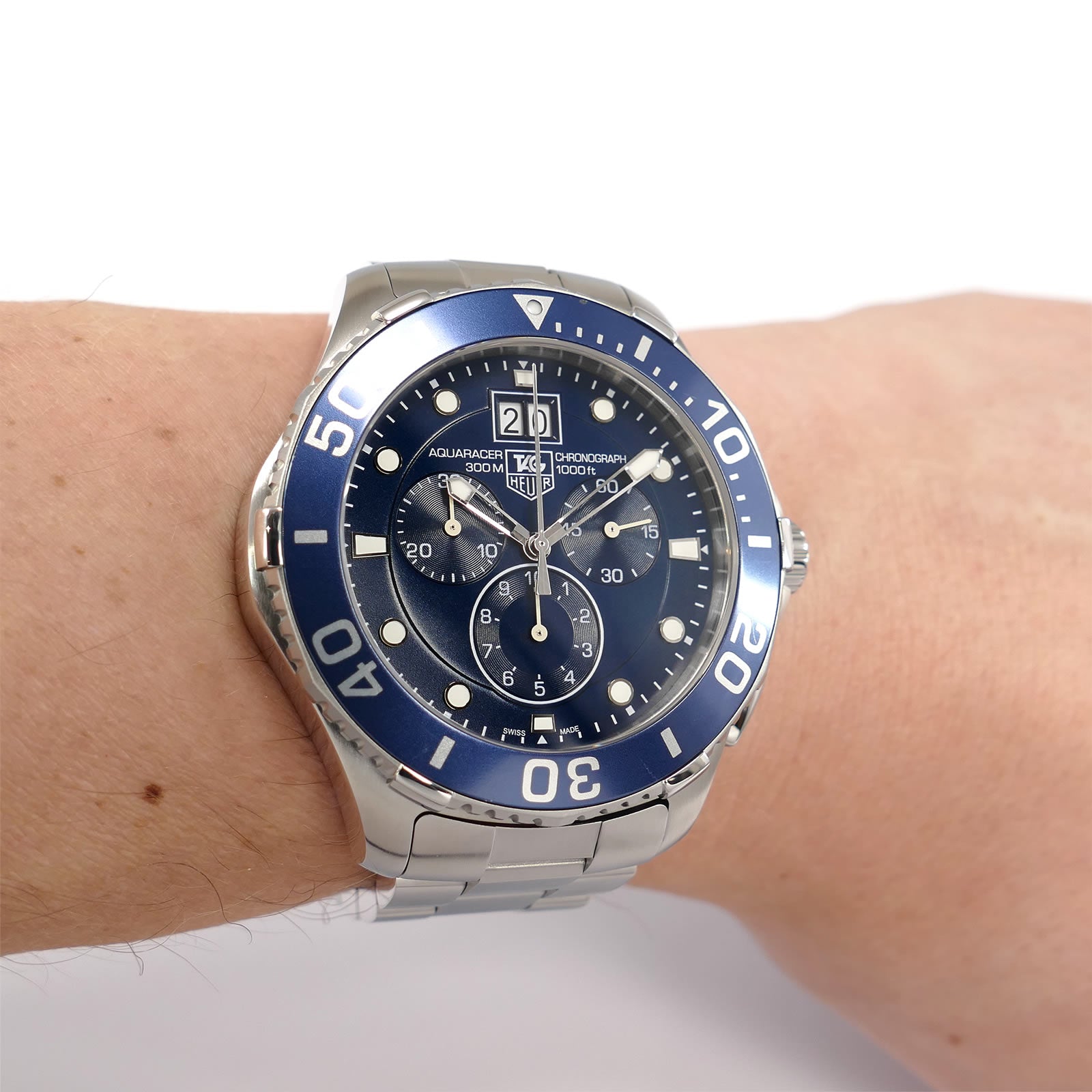 TAG Heuer Aquaracer 300M Chronograph CAN1011 Blue Grande Date on the wrist