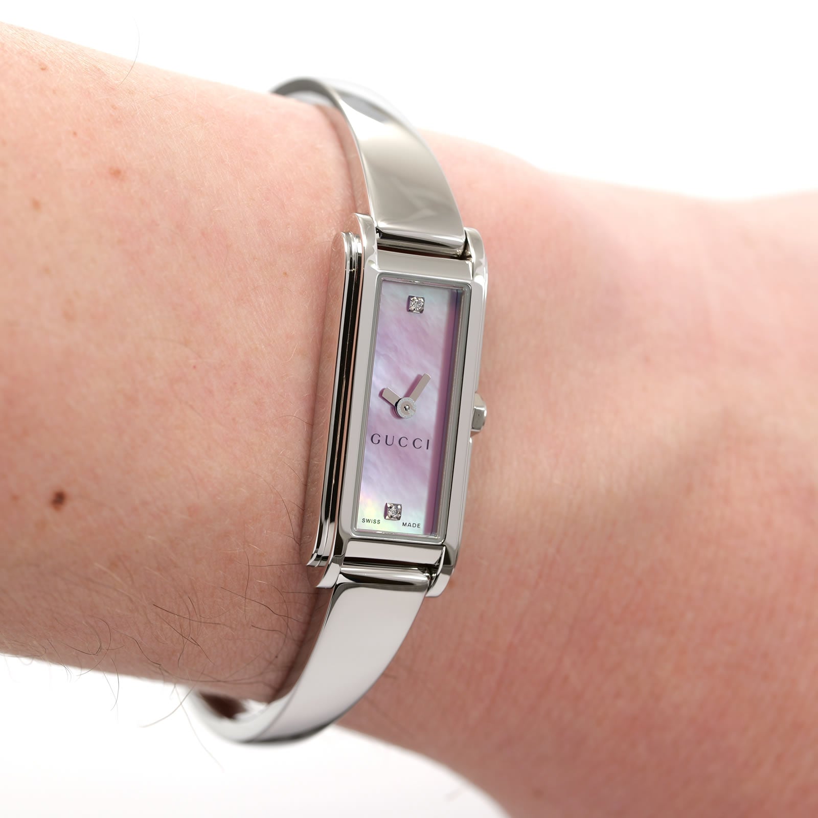 Gucci G-Line 109 Pink Mother of Pearl YA109520 on the wrist