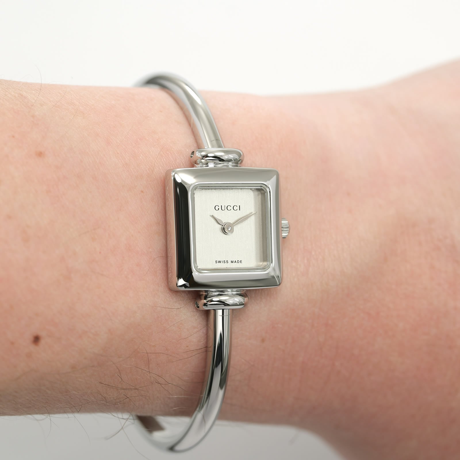 Gucci 1900L Silver Dial on the wrist