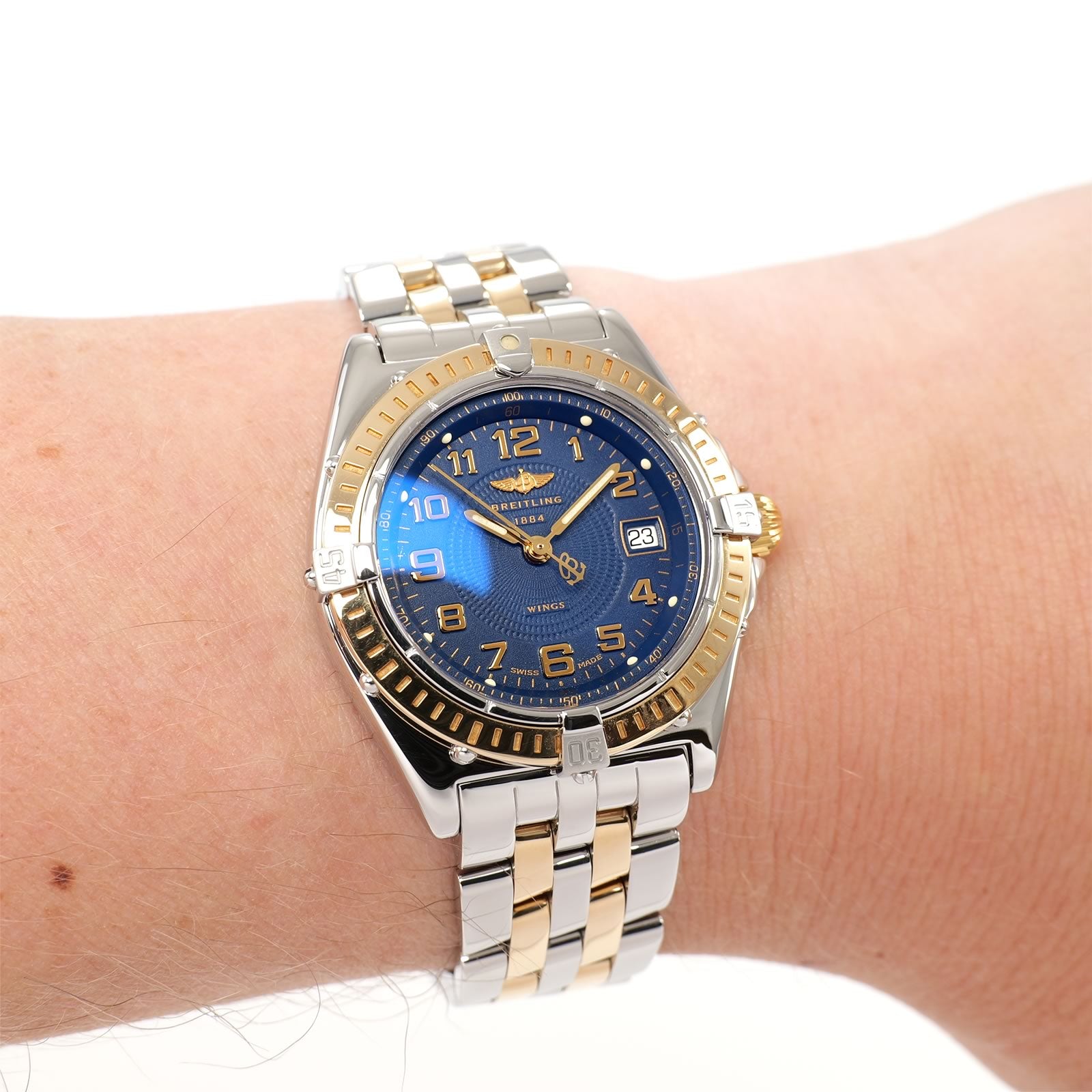 Breitling Wings D67050 Blue dial with 18k gold on the wrist