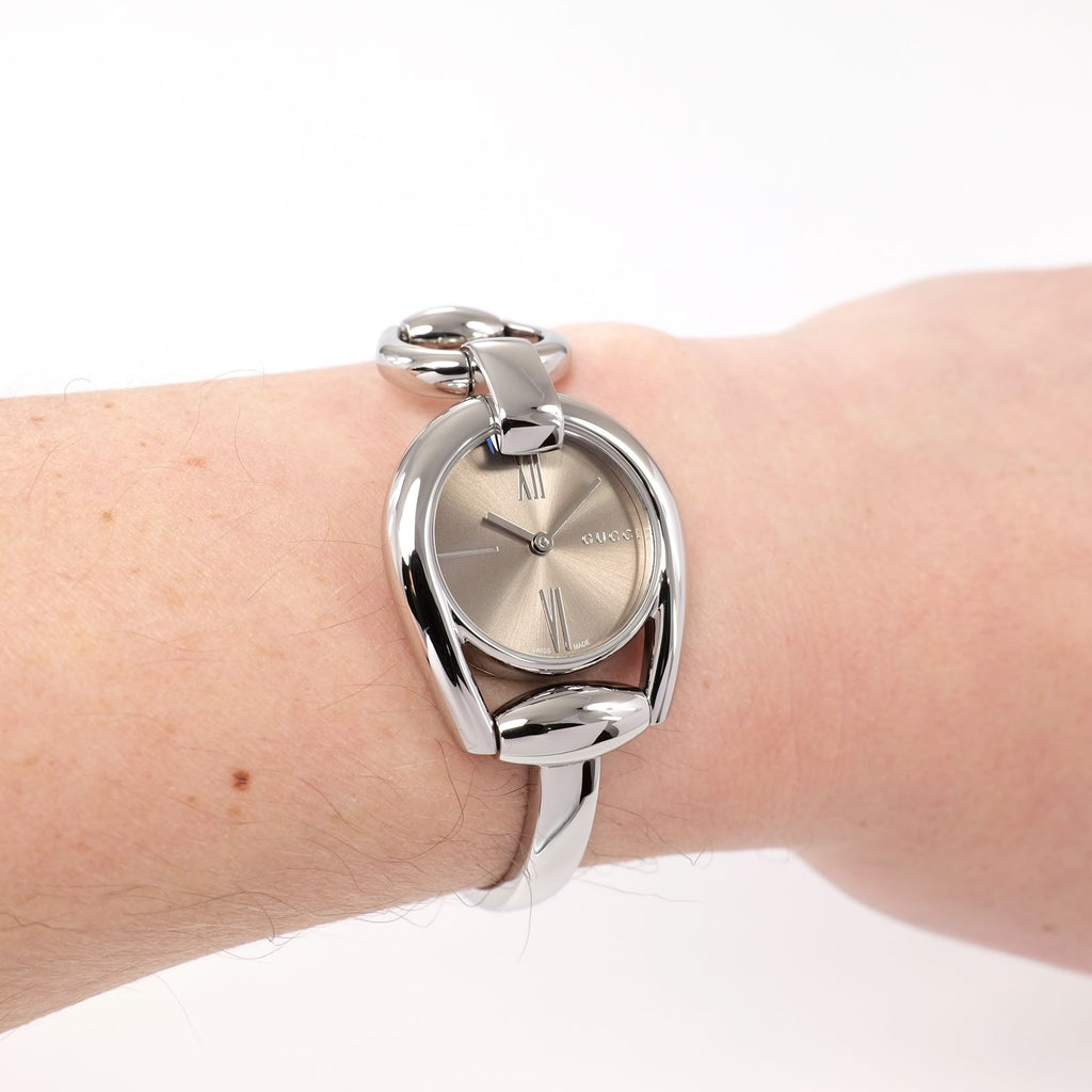 Gucci Horsebit Brown Dial on the wrist YA139501 