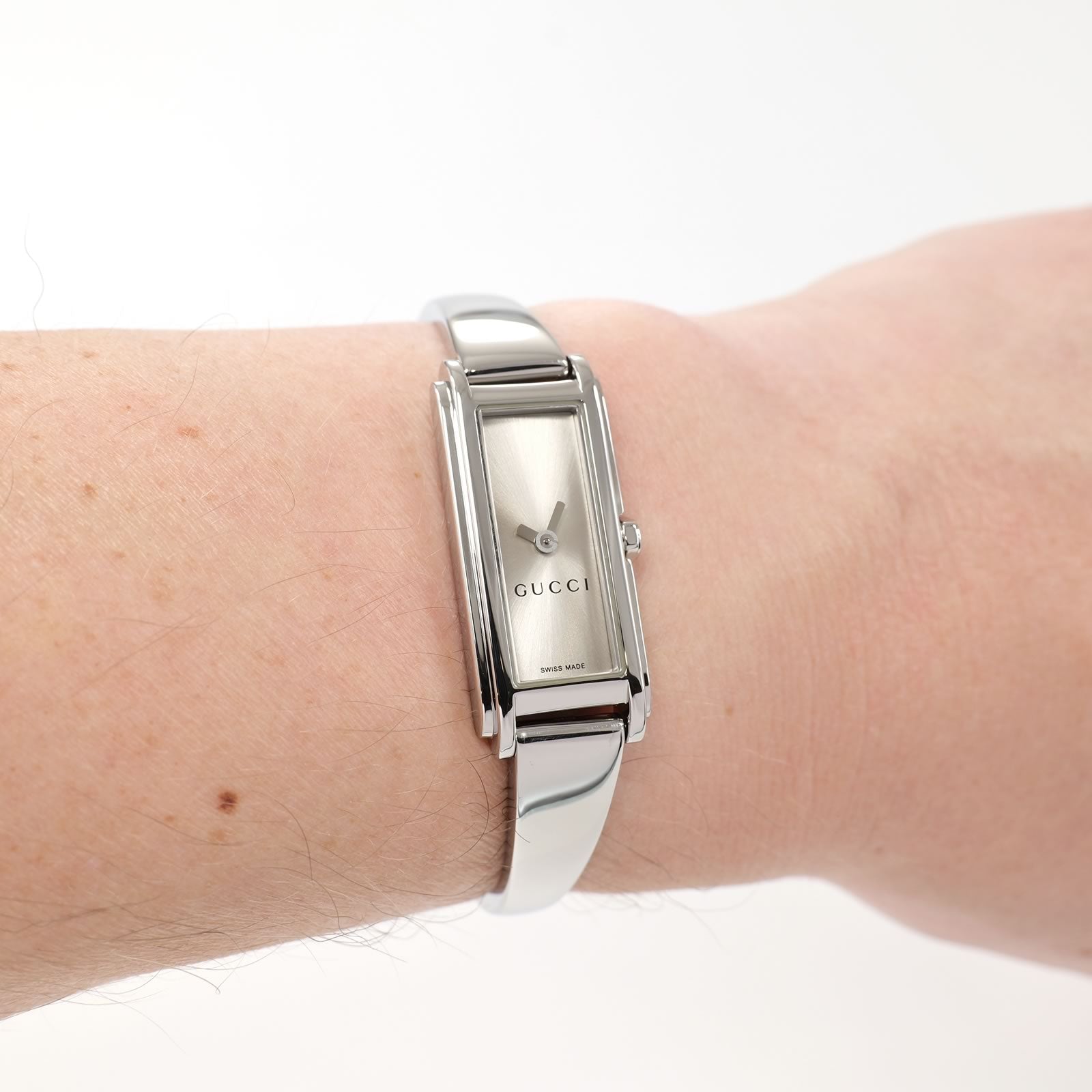 Gucci G-Line 109 Silver Rectangular dial on the wrist