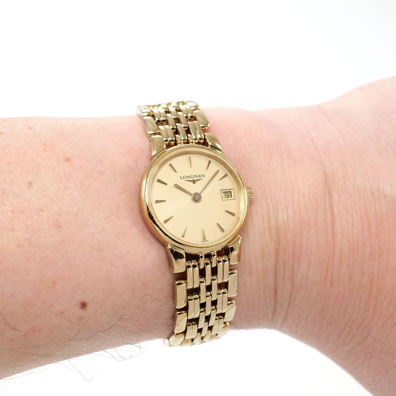 Longines La Grande Classique Elegance L5.132.2 Ladies gold watch on the wrist