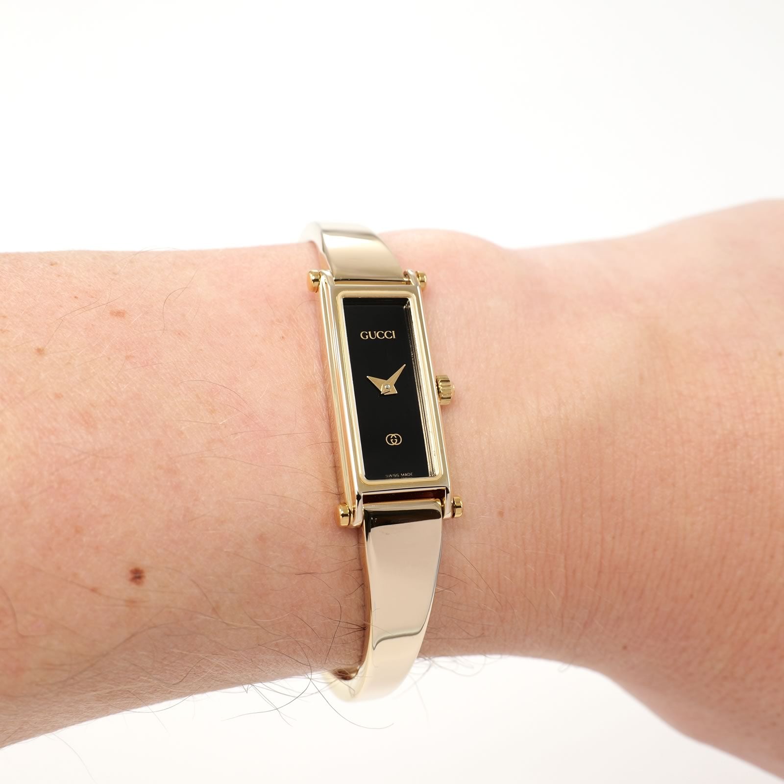 Gucci 1500L Black Dial on the wrist