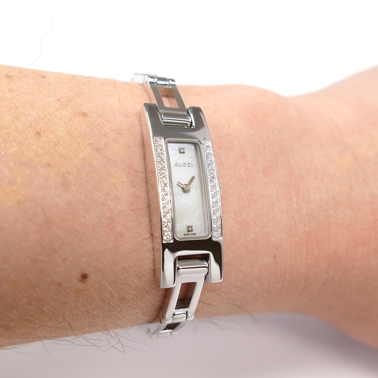 Gucci 3900L White Mother of Pearl on the wrist