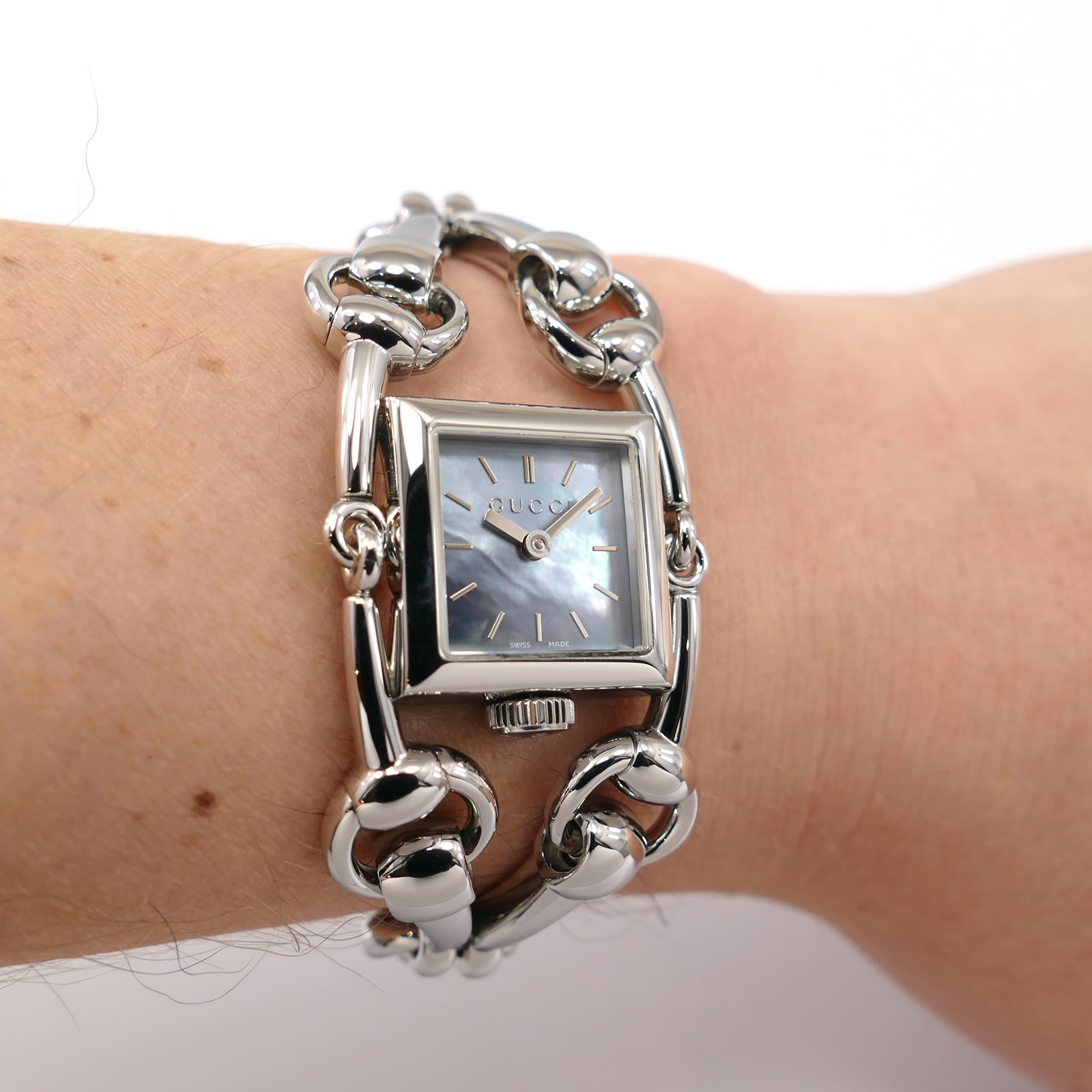Gucci Signoria 116.5 on the wrist YA116502