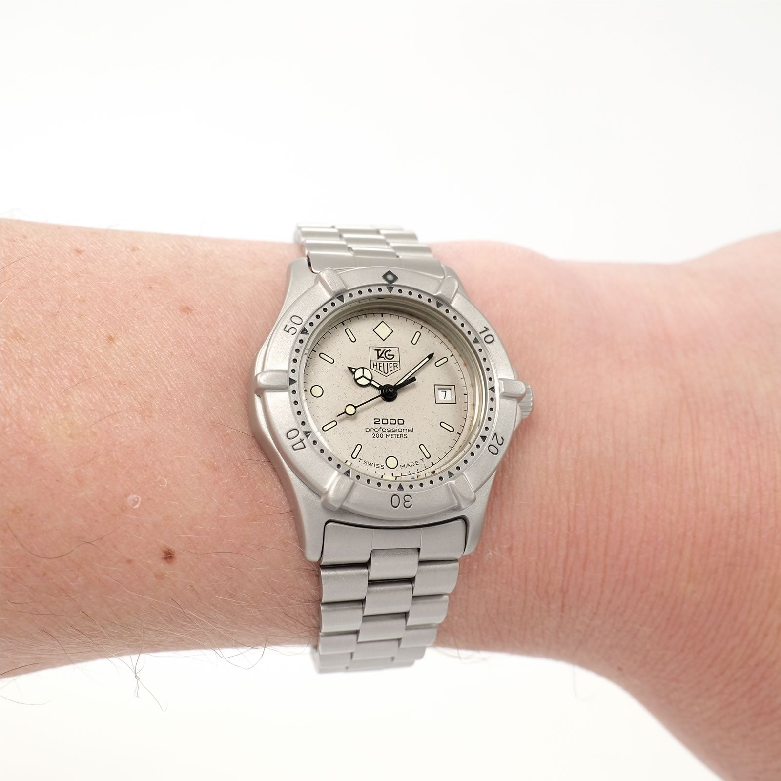 TAG Heuer 2000 Vintage 962.215 Silver / Grey Dial ladies watch on the wrist