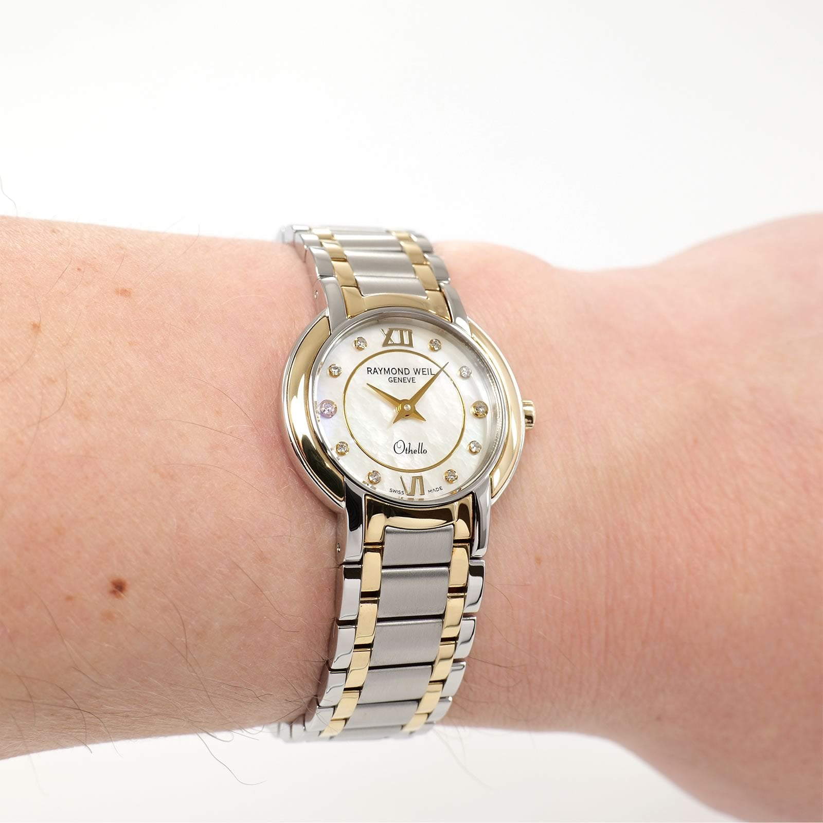 Raymond Weil Othello 2320 White Mother of Pearl with 18k Gold on the wrist