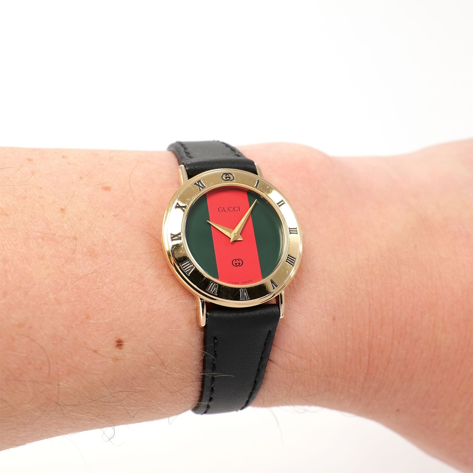 Gucci 3000L Red & Green Dial on the wrist