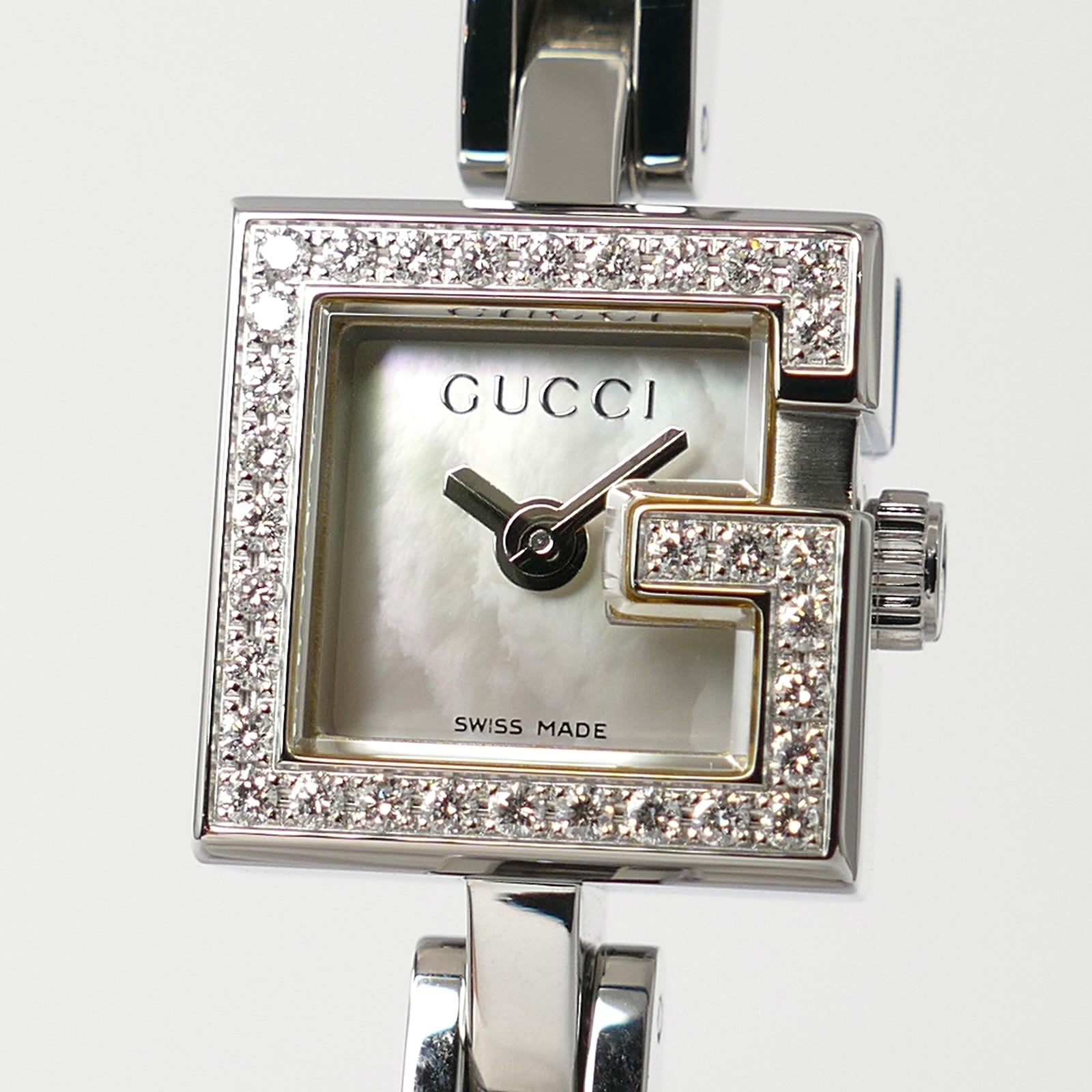 Gucci Mini G 102 White 32 Diamonds Mother of Pearl close up