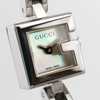 Gucci Mini G 102 White Iridescent Mother of Pearl dial close up
