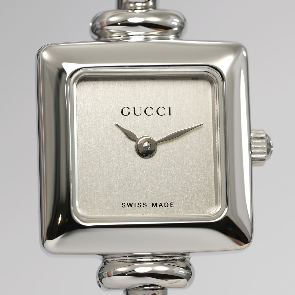 Gucci 1900L Silver Dial close up