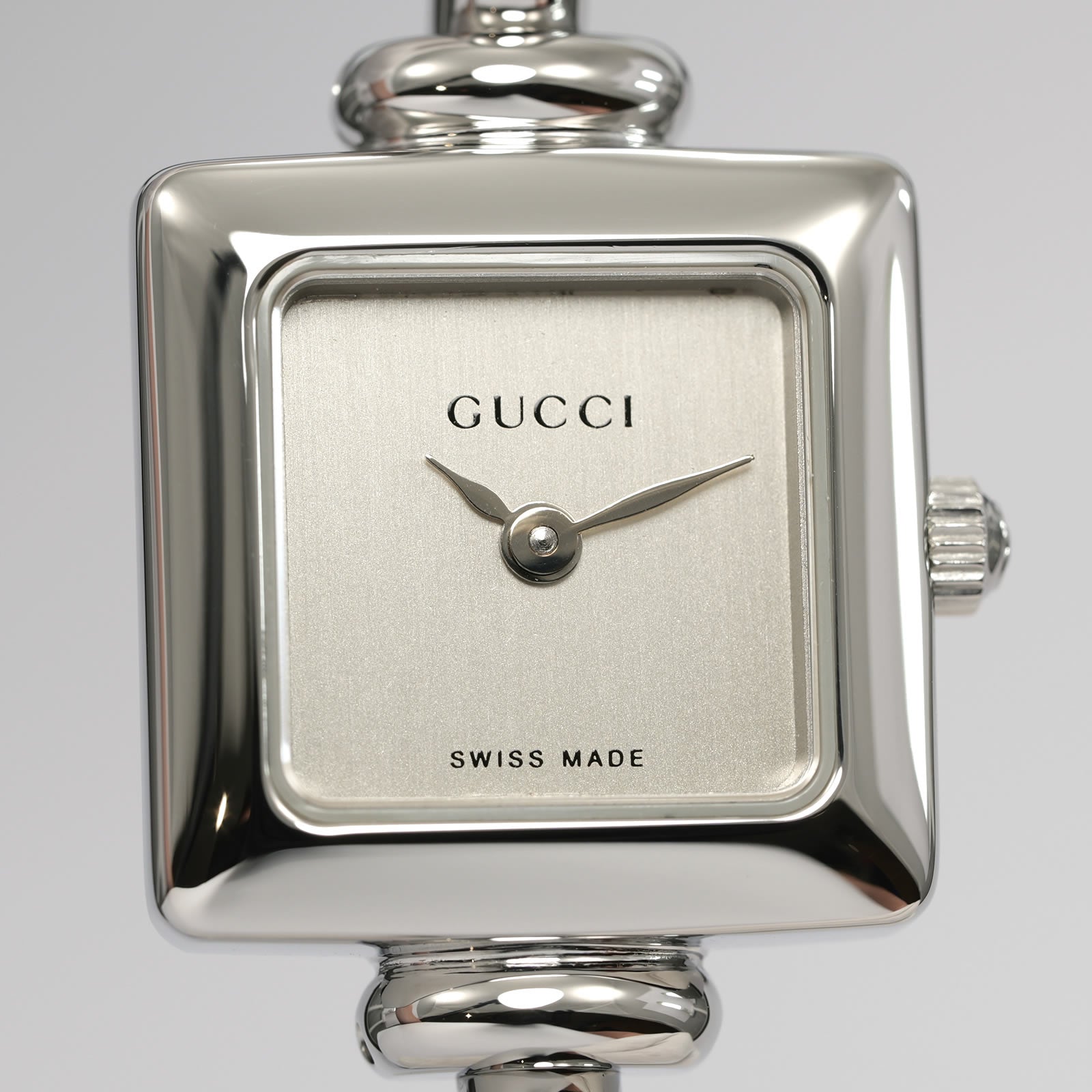 Gucci 1900L Silver Dial close up
