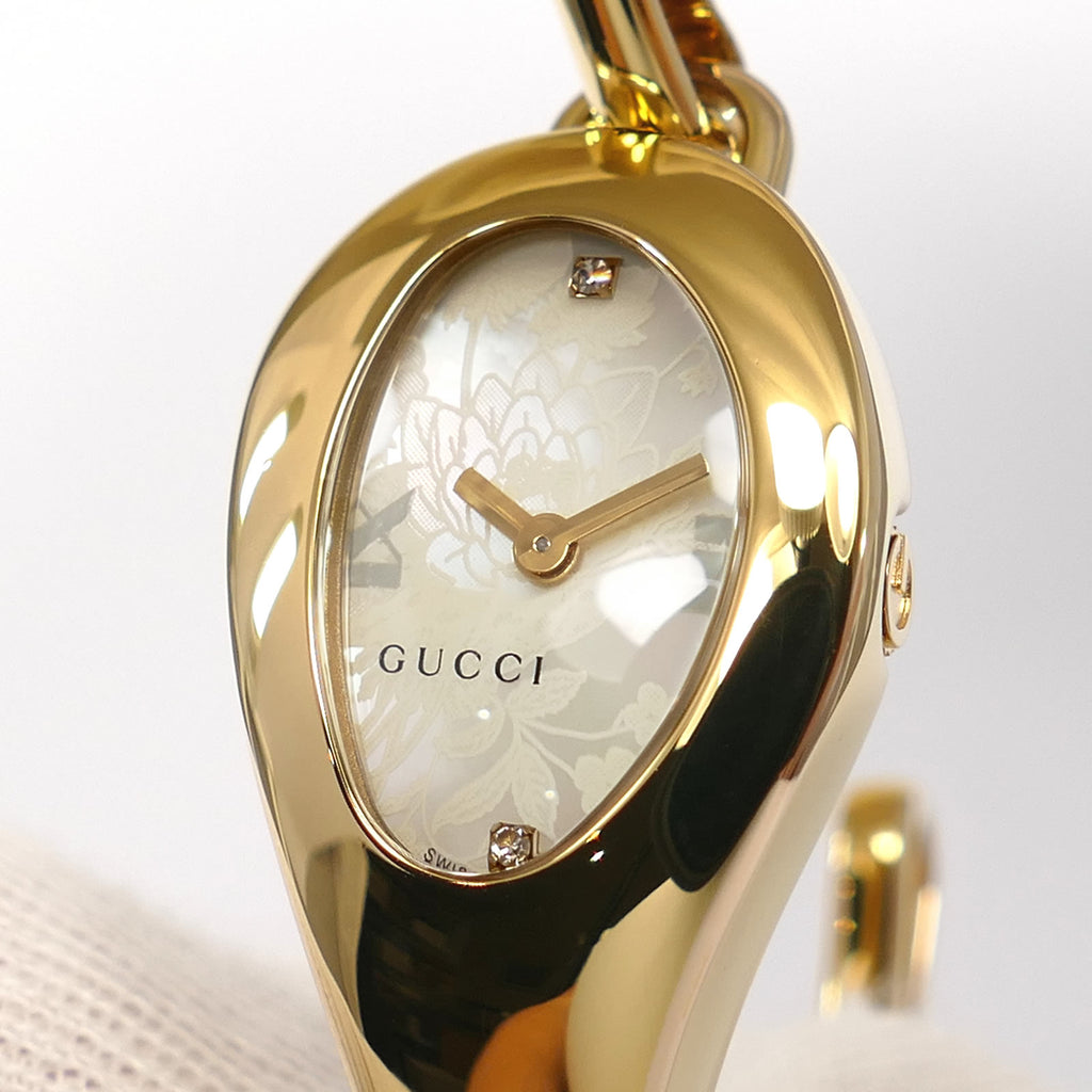 Gucci 103 Horsebit iridescent Mother of Pearl teardrop dial close up