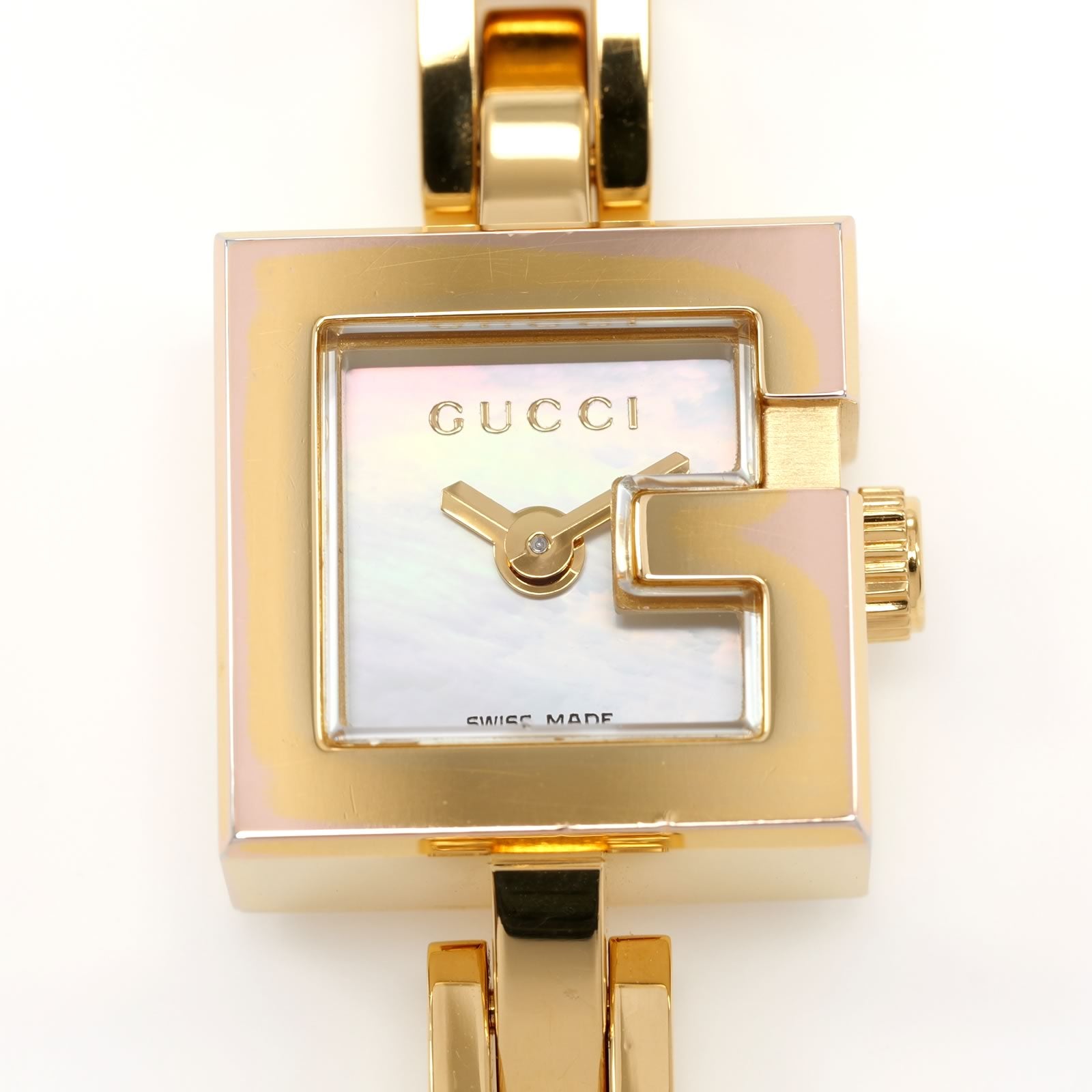 Gucci Mini G 102 White Mother of Pearl iridescent dial close up