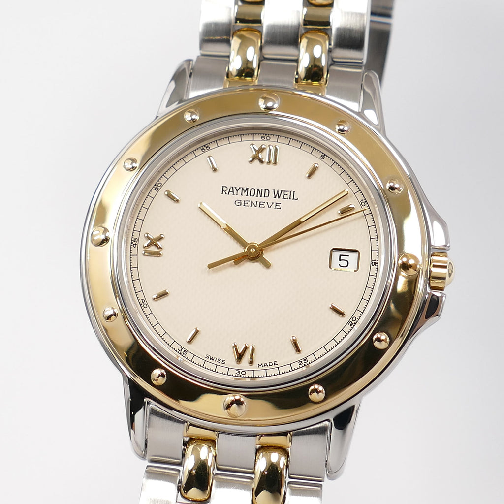 Raymond Weil Tango 5560 guilloche pattern dial close up