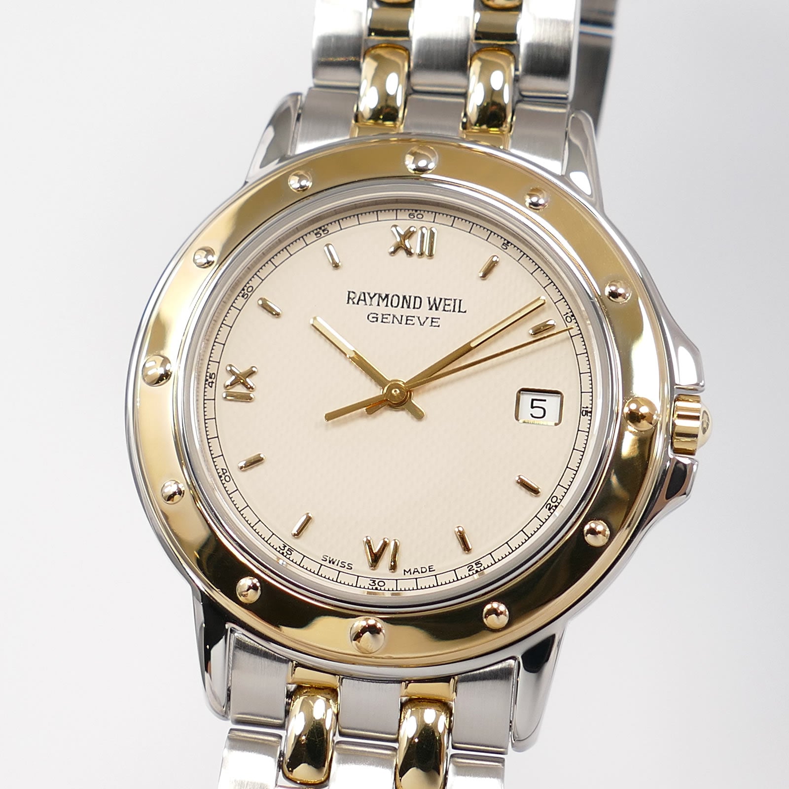 Raymond Weil Tango 5560 guilloche pattern dial close up