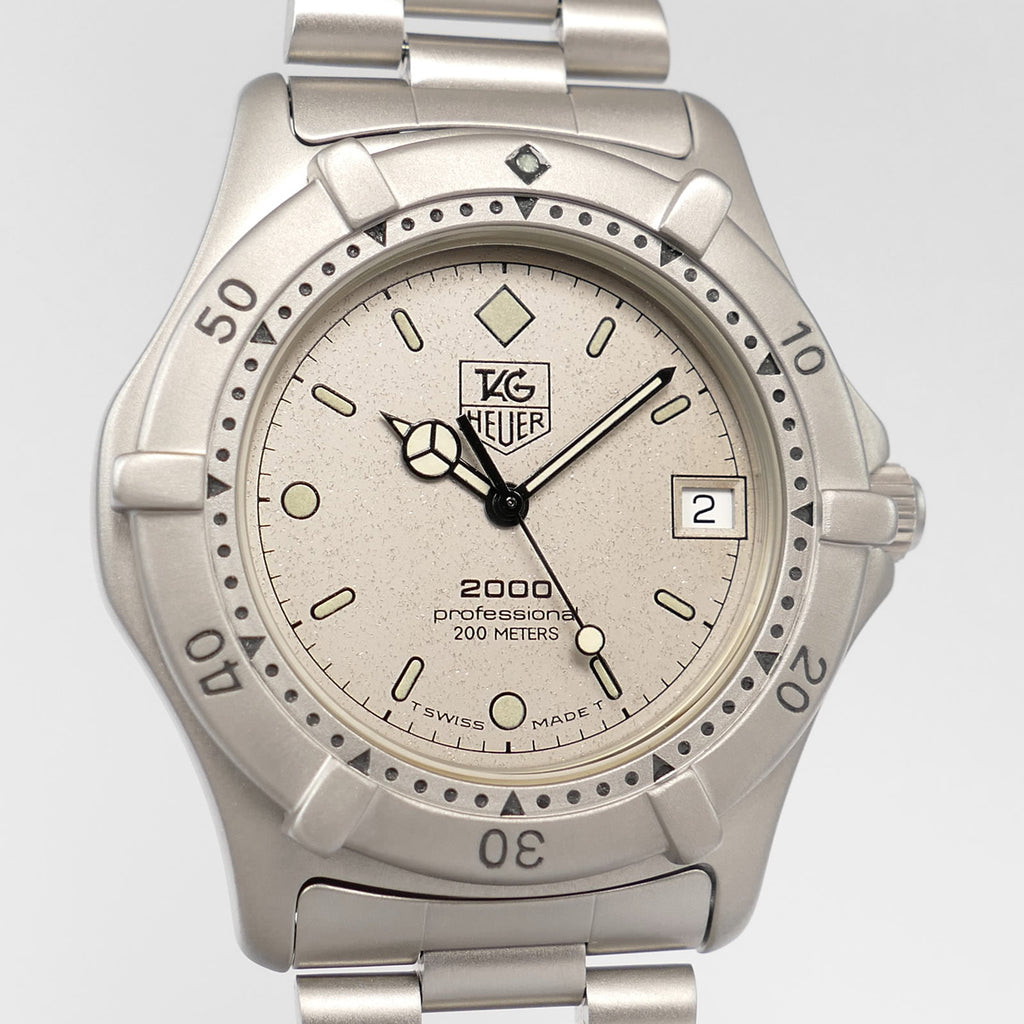 TAG Heuer 2000 962.206 Silver / Grey Dial close up