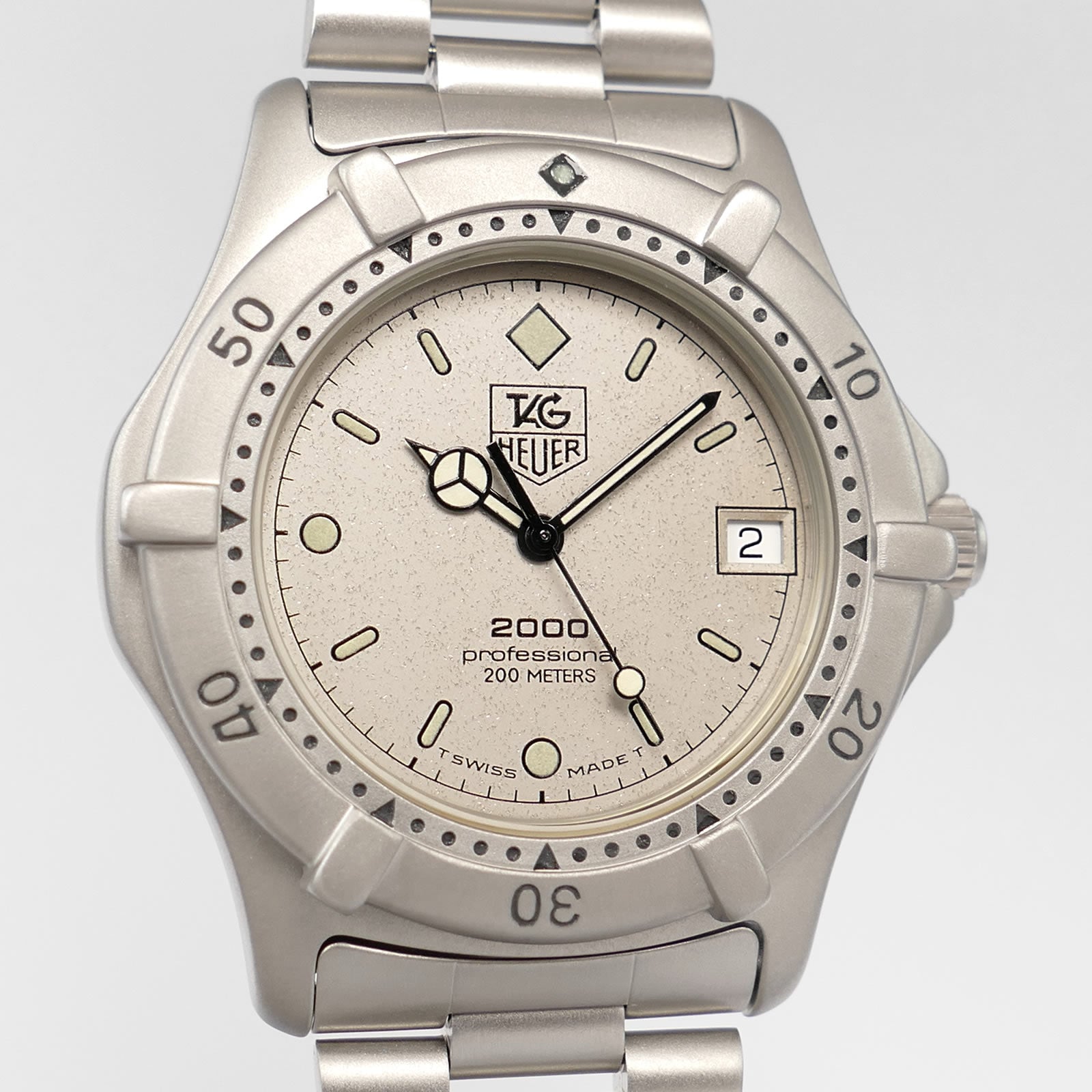TAG Heuer 2000 962.206 Silver / Grey Dial close up