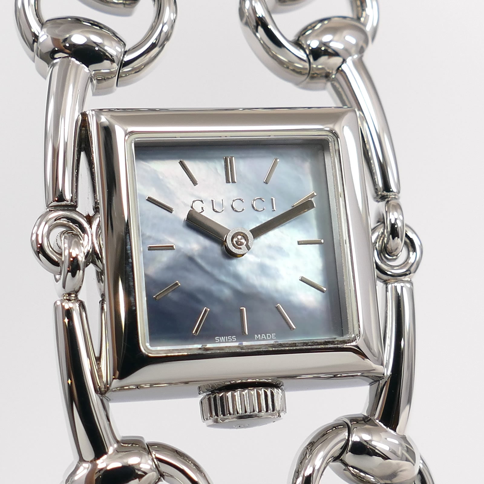 Gucci Signoria 116.5 Blue Mother of Pearl iridescent dial close up