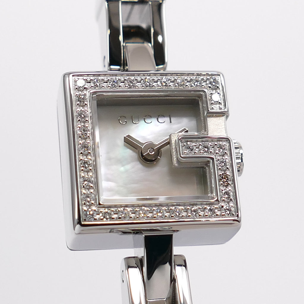Gucci Mini G 102 32 Diamonds Mother of Pearl dial close up