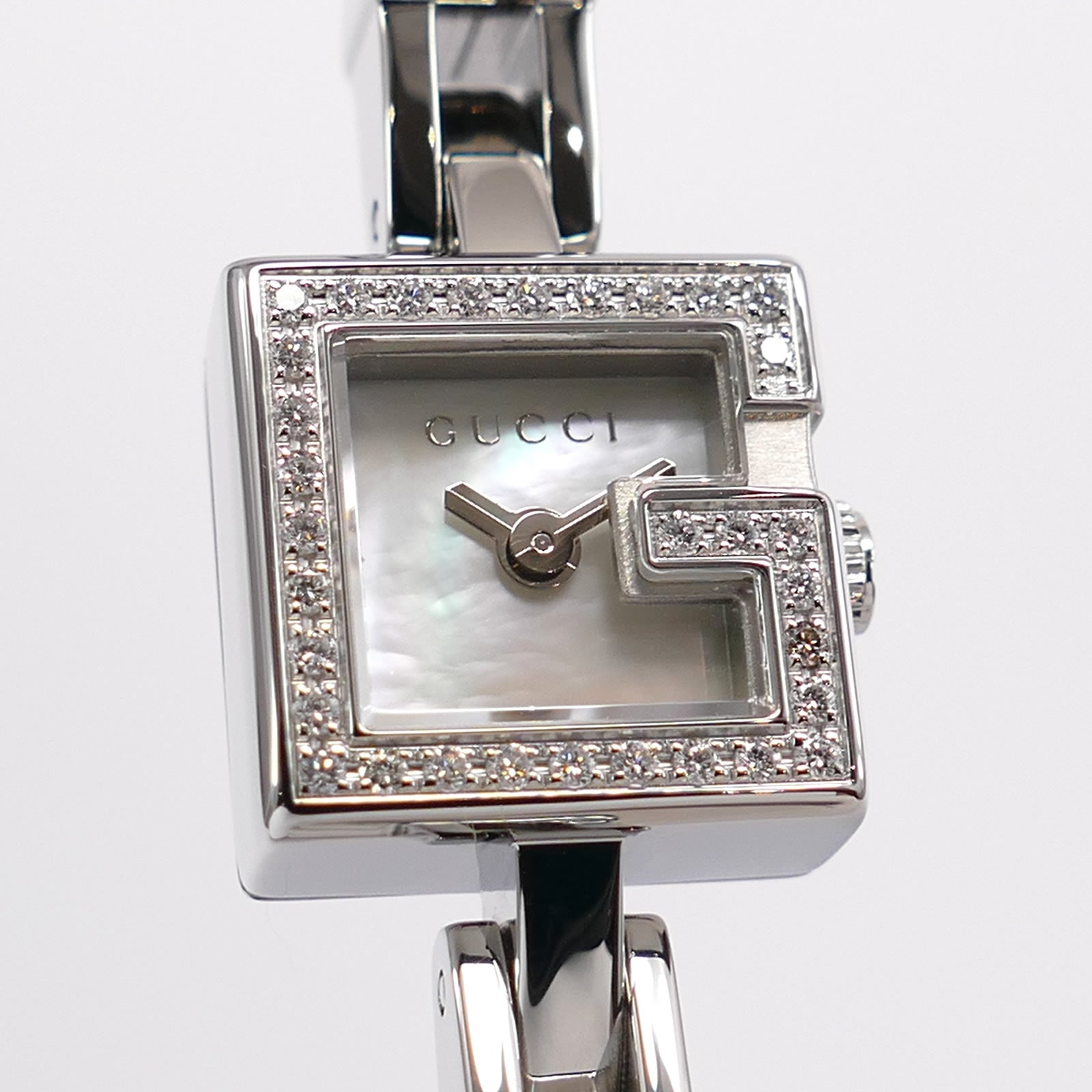 Gucci Mini G 102 32 Diamonds Mother of Pearl dial close up