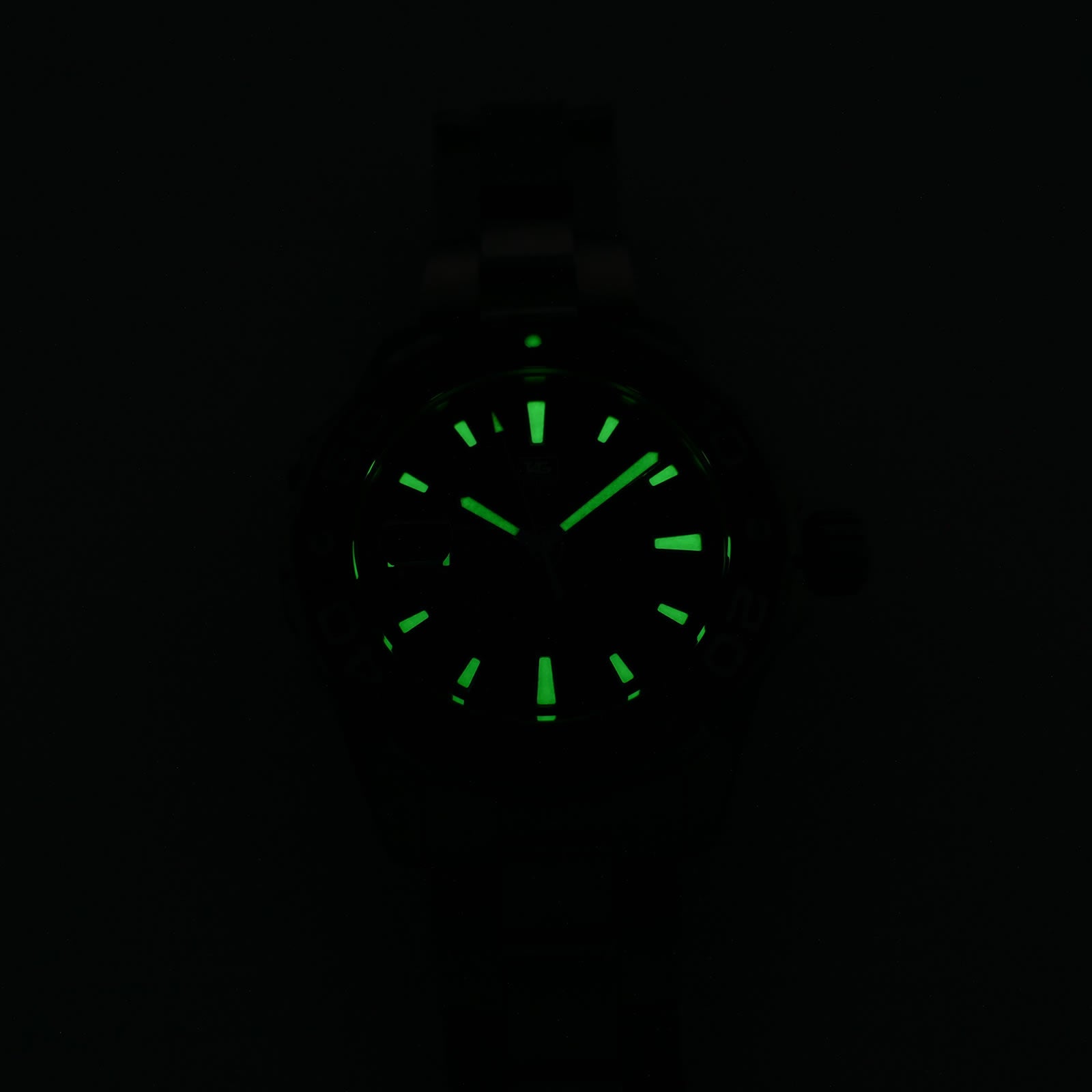 TAG Heuer Aquaracer WAJ2112 night time luminosity