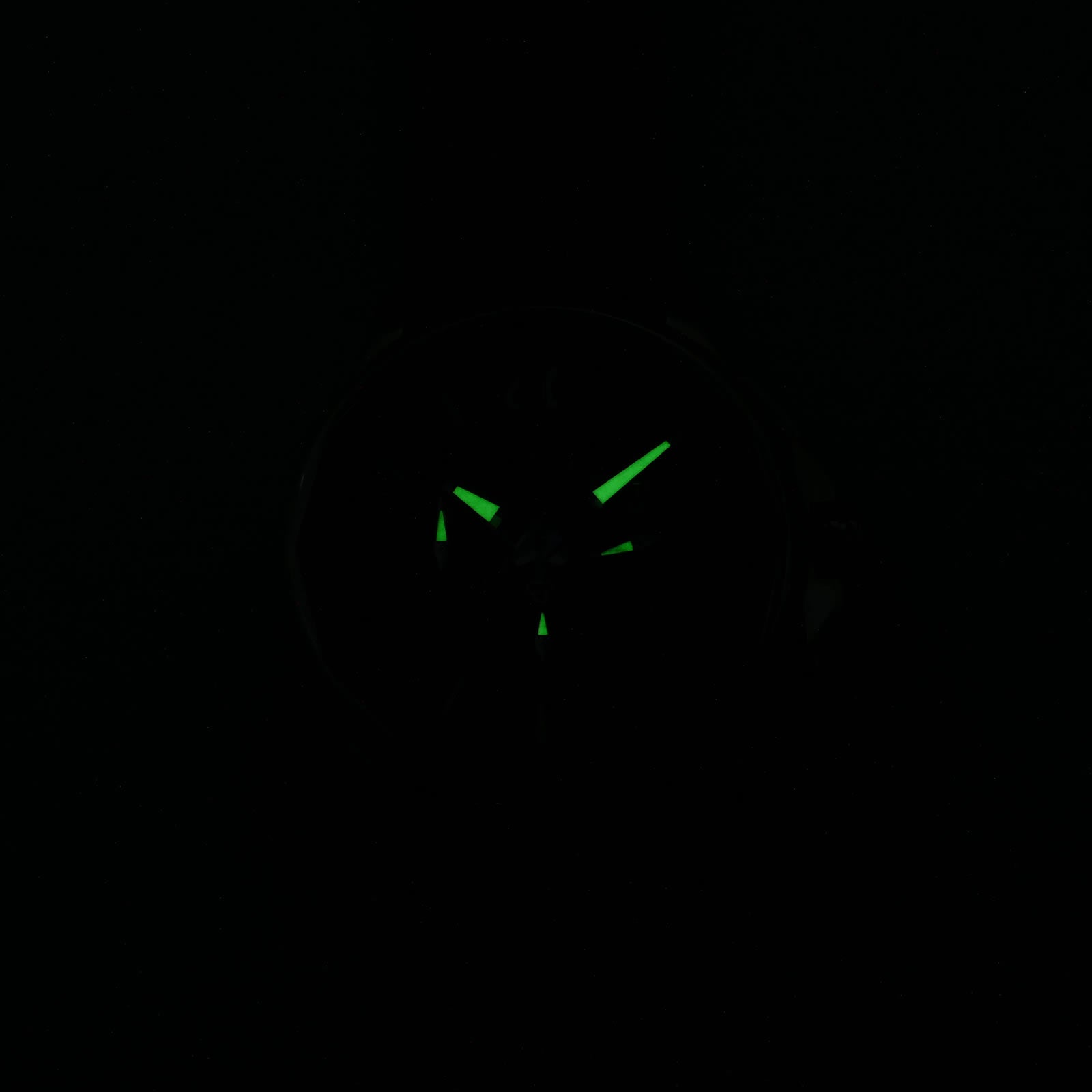 Corum Admiral's Cup Legend 01.0096 night time luminous hands