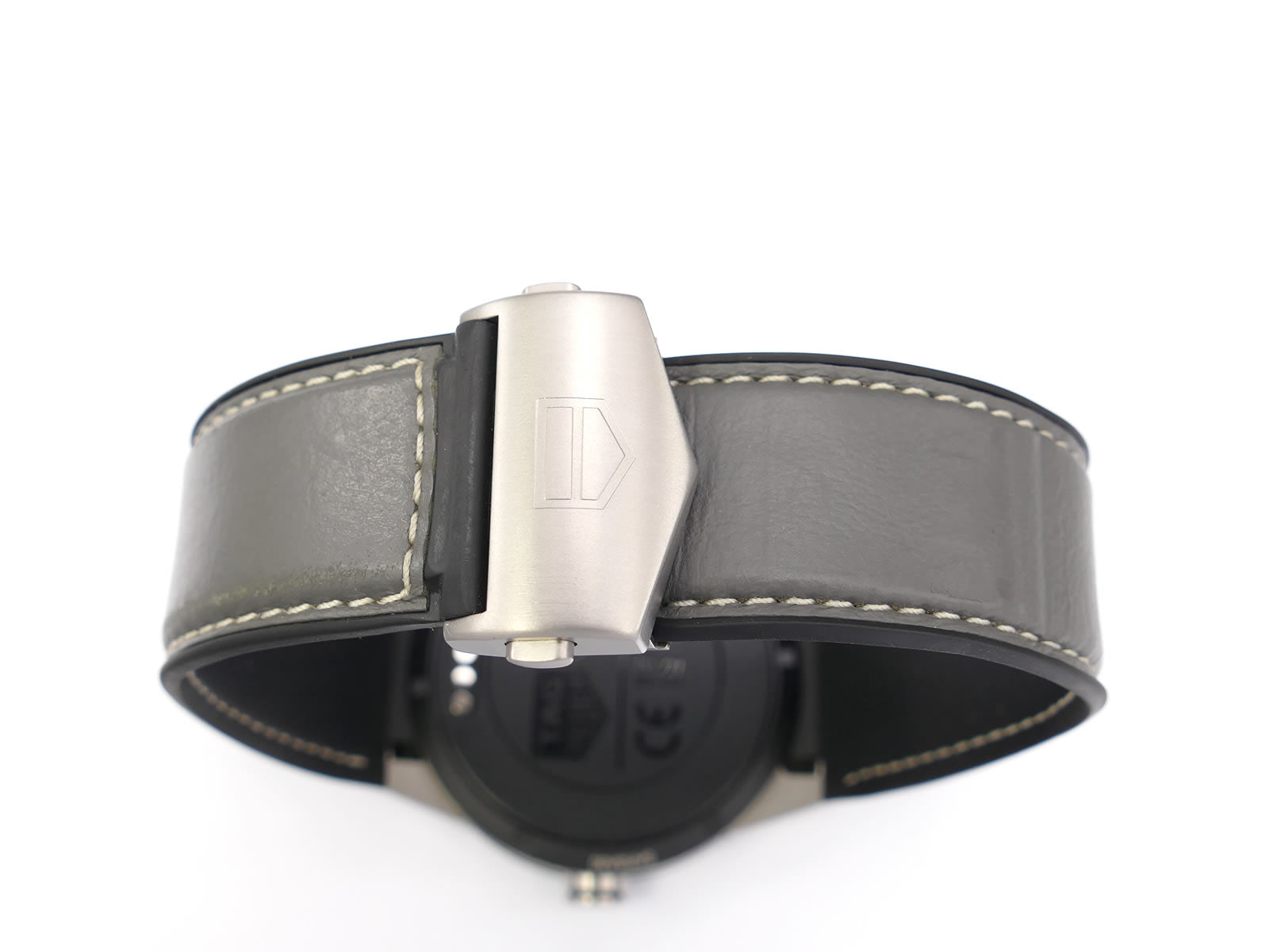 TAG Heuer Connected 46 Titanium deployment clasp