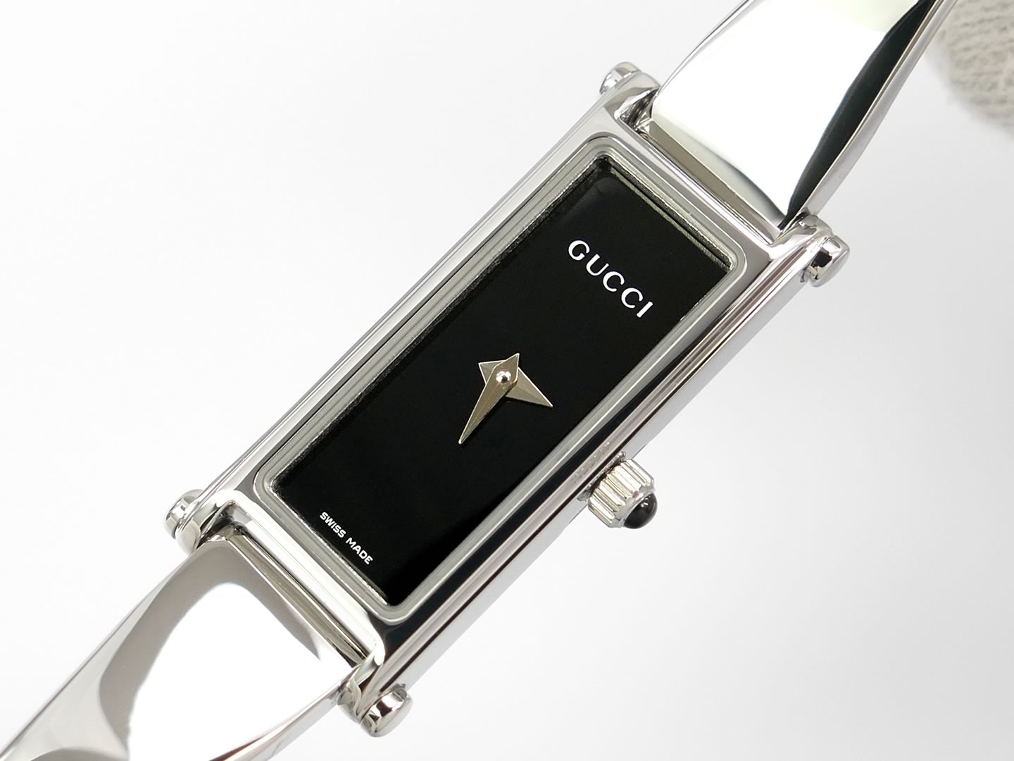 Gucci 1500 L Gloss Black Dial with Gucci and Swiss Made writing