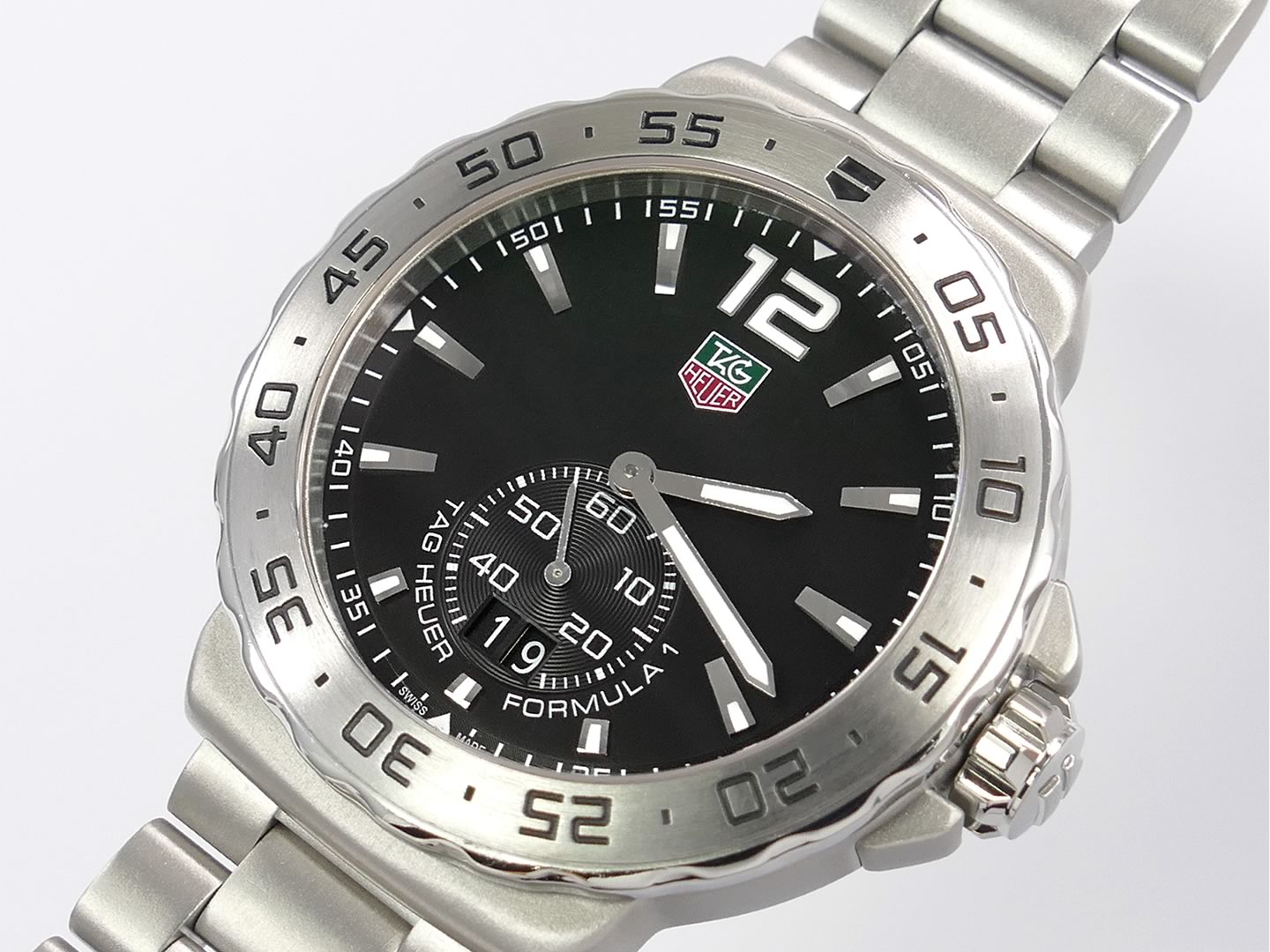 TAG Heuer Formula 1 Black Dial WAU1112.BA0858 seconds sub dial and date display