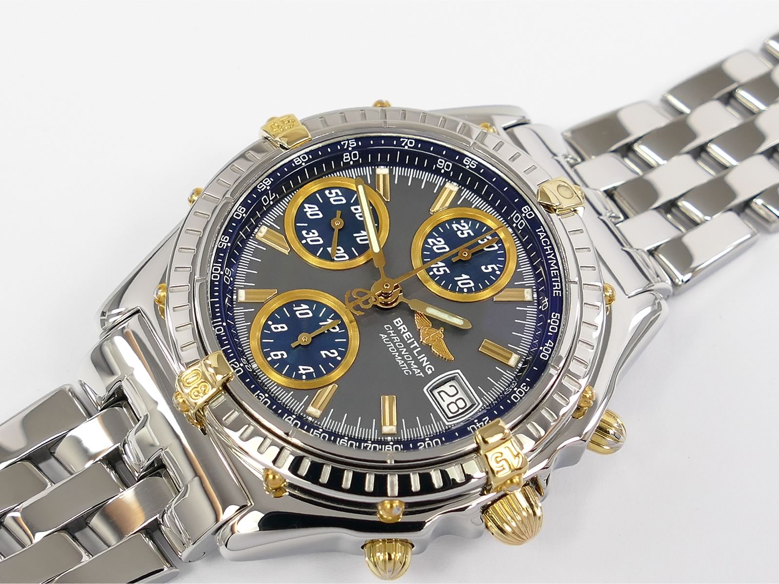 Breitling Chronomat B13050.1 gold accents with date and tachymeter
