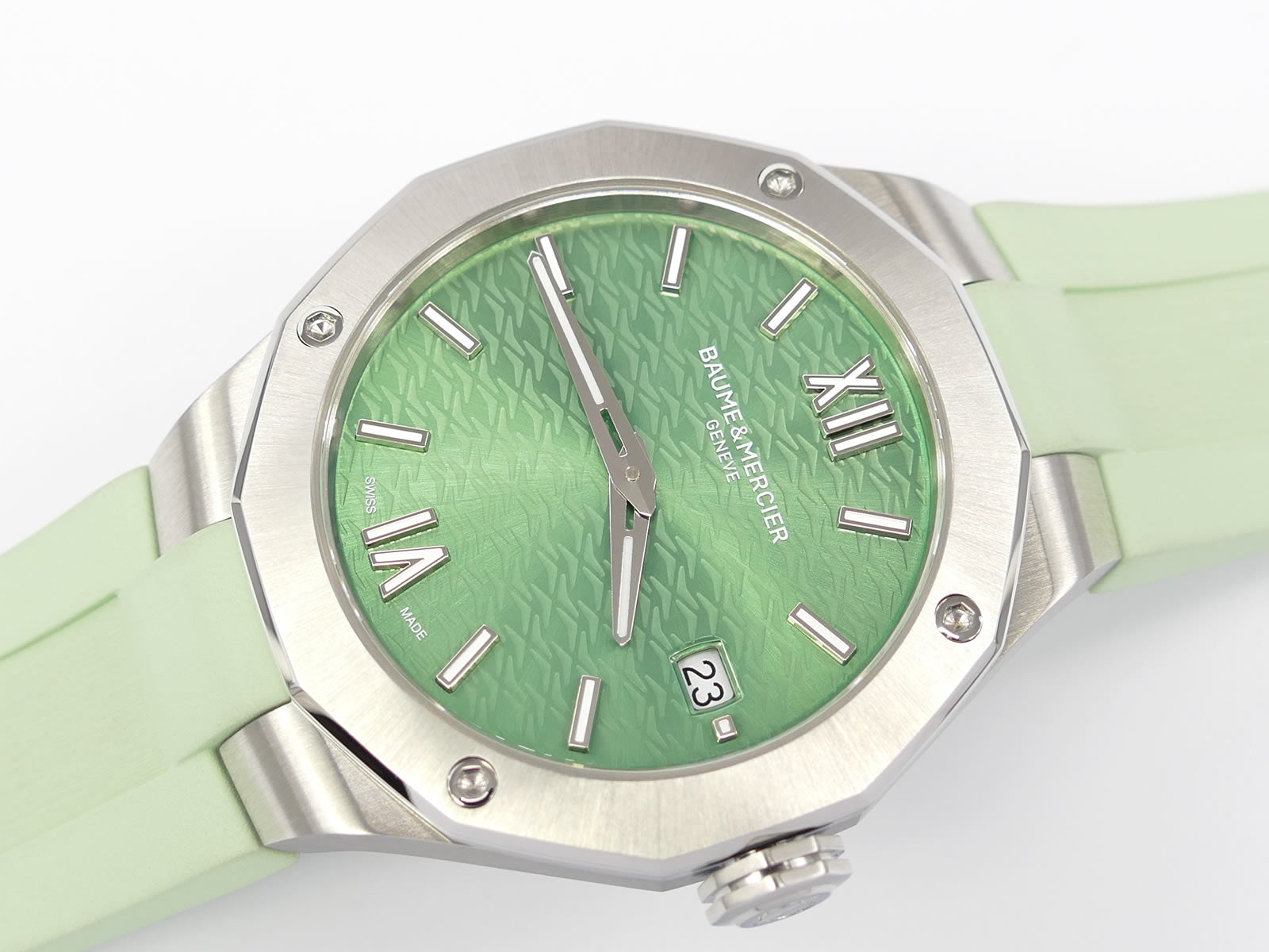 Baume & Mercier Riviera M0A10611 Dodecagonal bezel with date