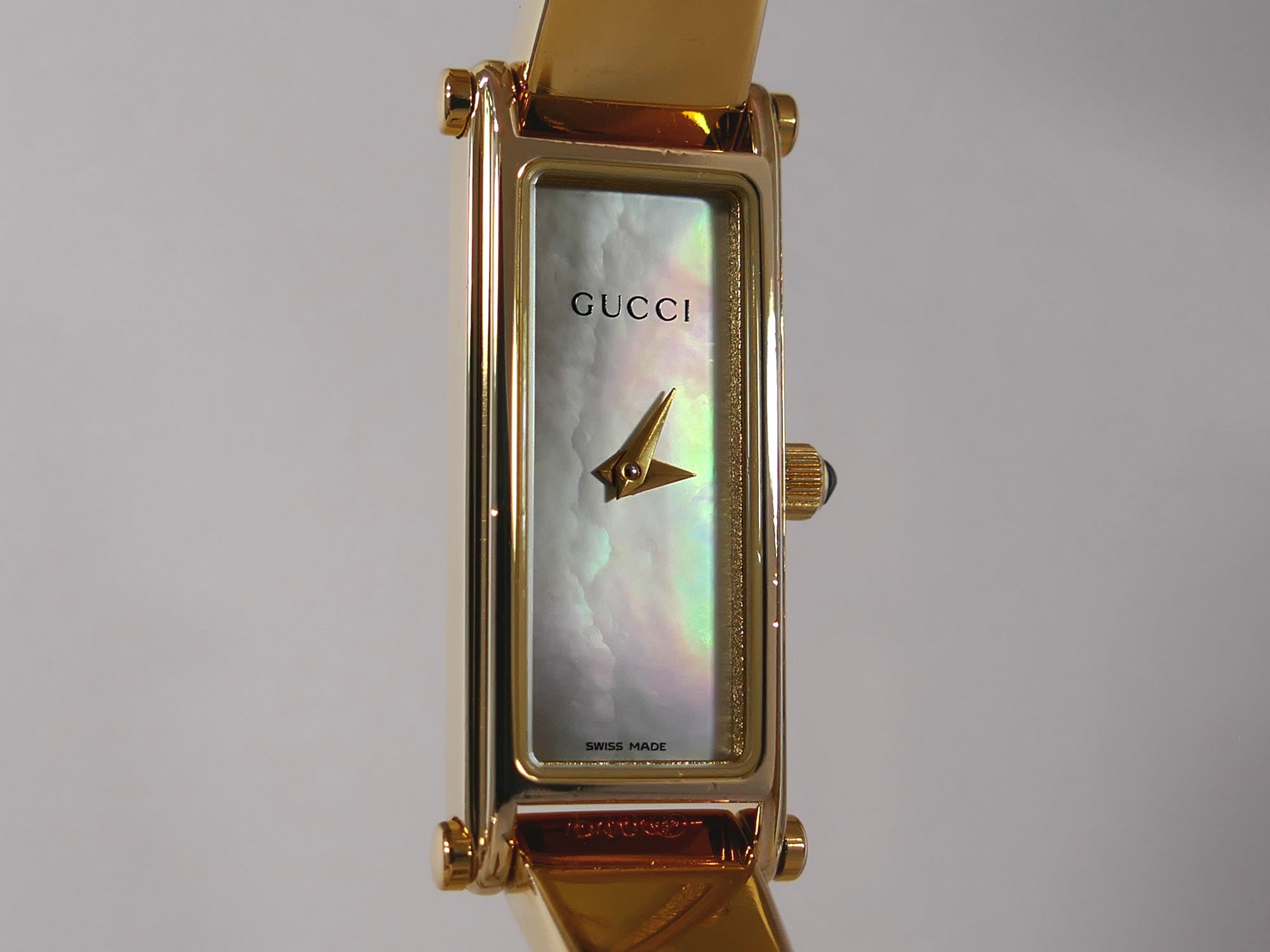 Gucci 1500L White iridescent Mother of Pearl Rectangular Dial