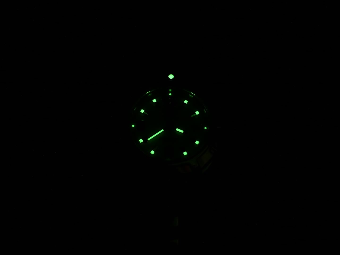 TAG Heuer 2000 Exclusive White WN1350 night time luminosity