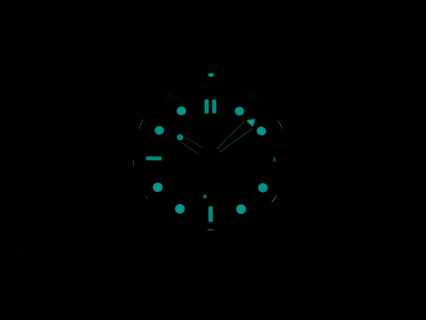 Omega Seamaster James Bond Collector's Piece 212.30.41.20.01.001 night time luminosity