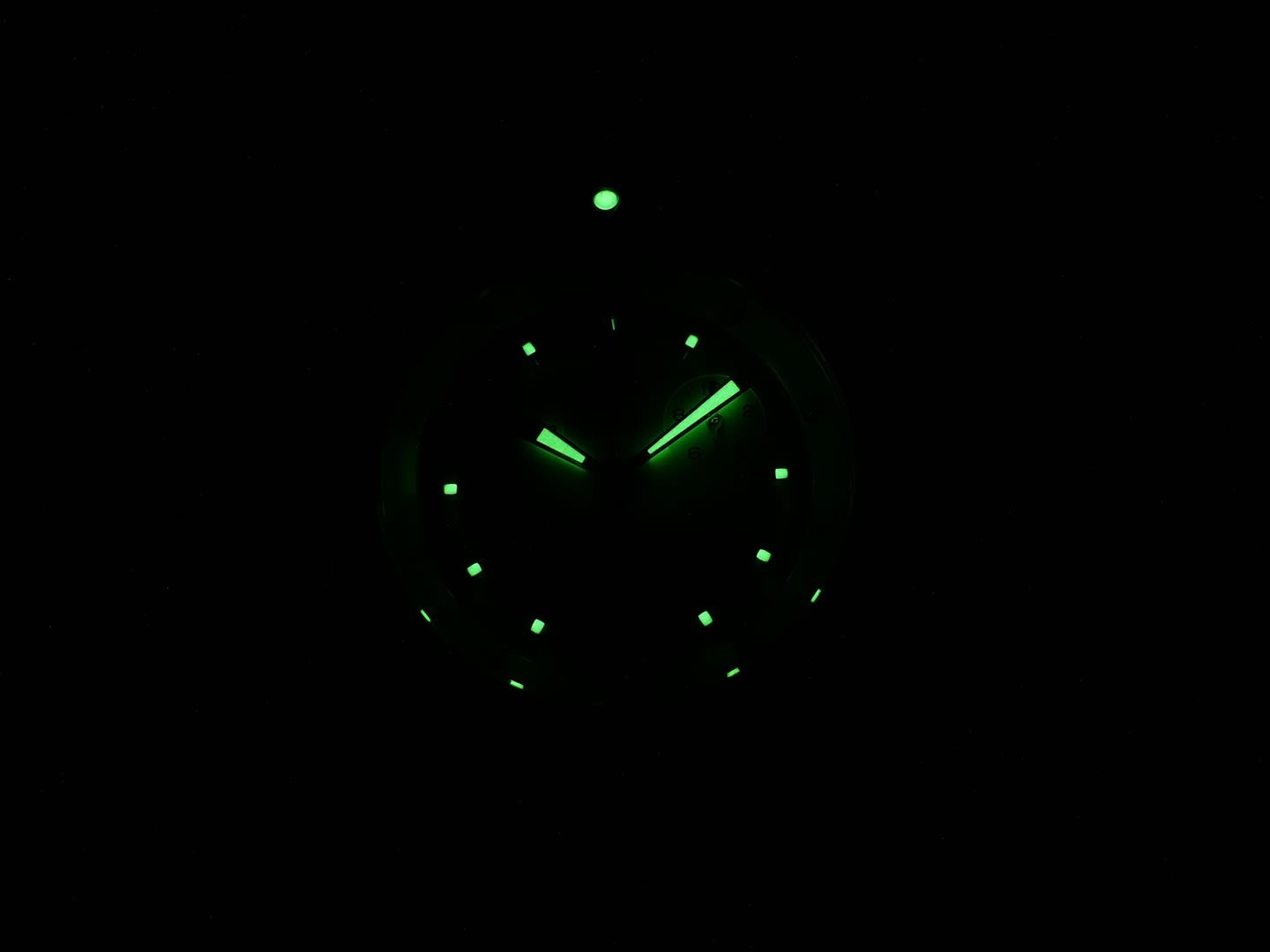 TAG Heuer Link Chronograph Oracle Racing CT1118 night time luminosity