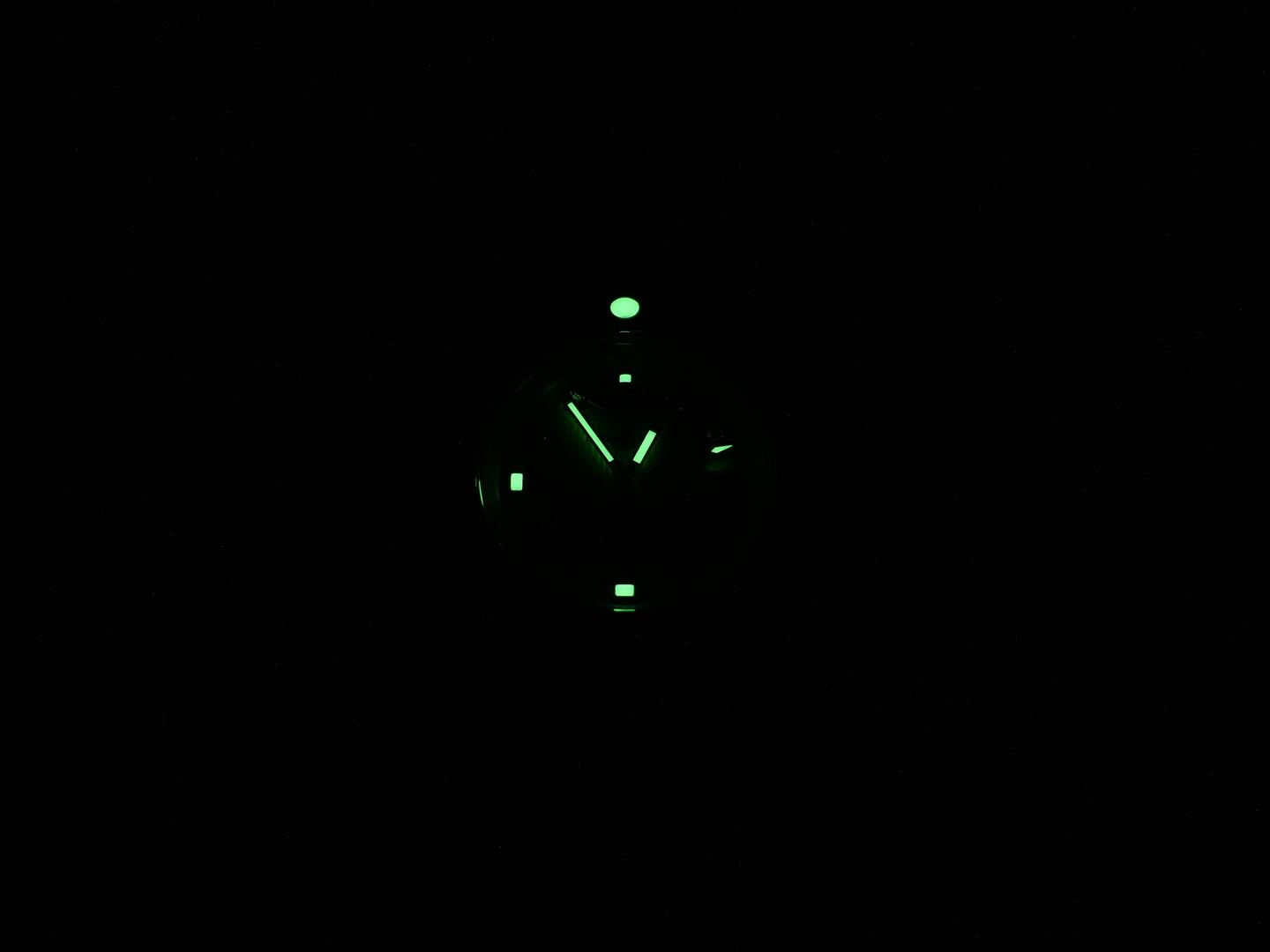Breitling Galactic 32 White A71356L2/A708 night time luminosity