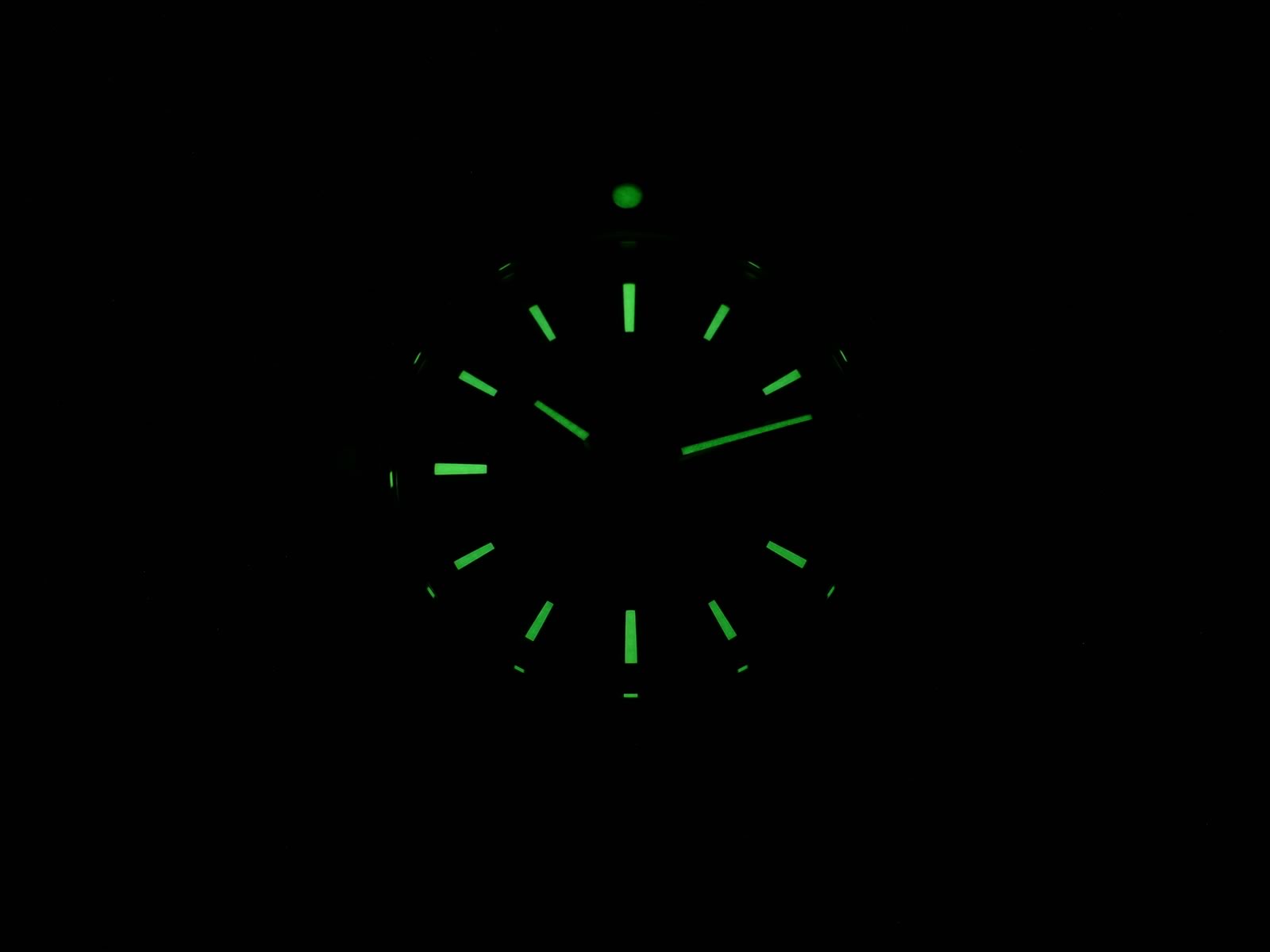 TAG Heuer Aquaracer WAP2010.BA0830 night time luminosity