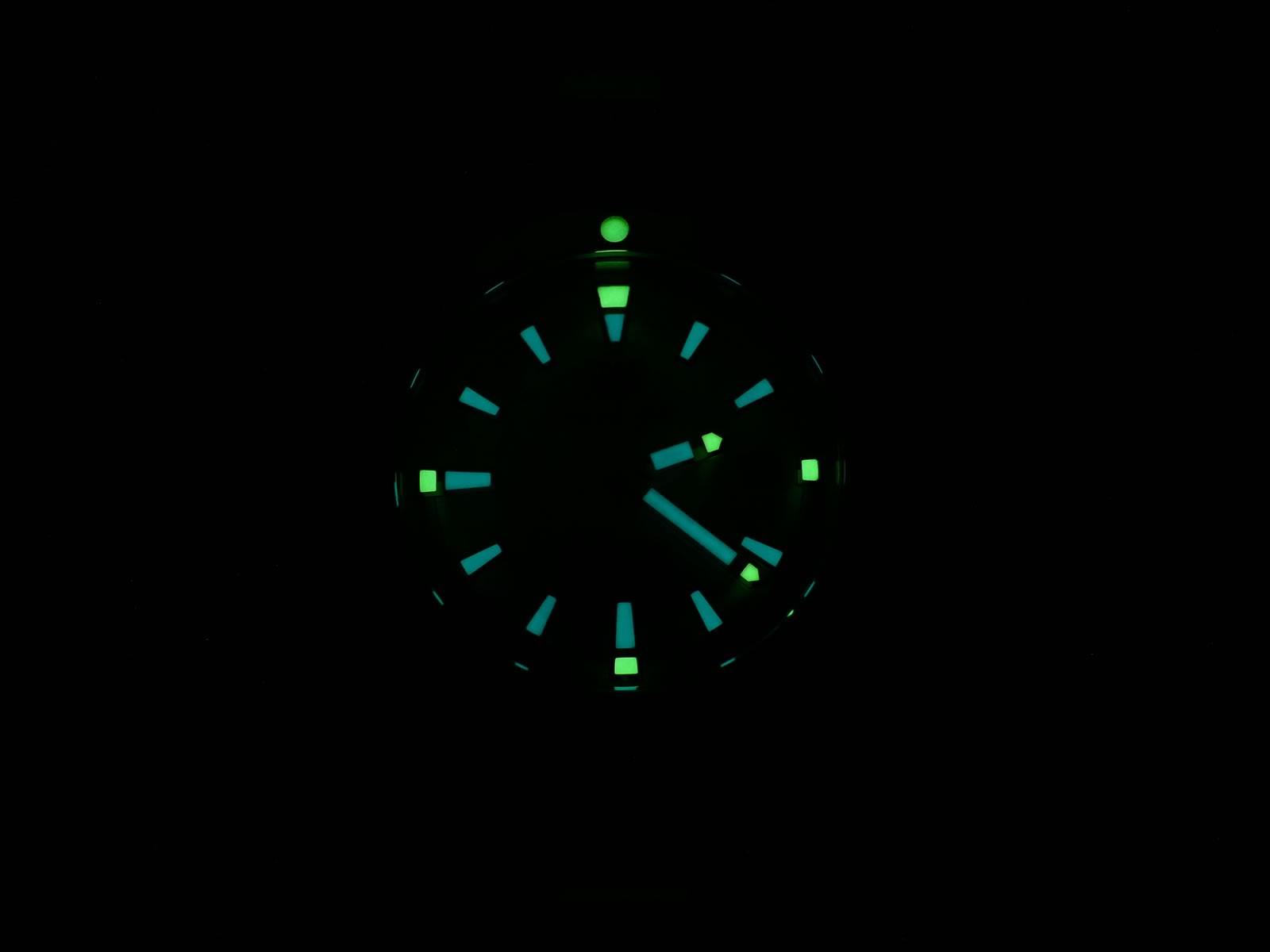 TAG Heuer Aquaracer WBD1120.BB0930 night time luminosity