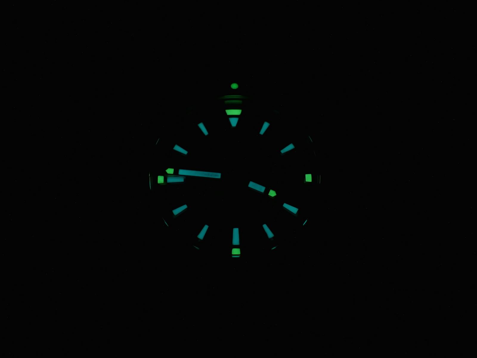 TAG Heuer Aquaracer WAY101E.FC8222 night time luminosity
