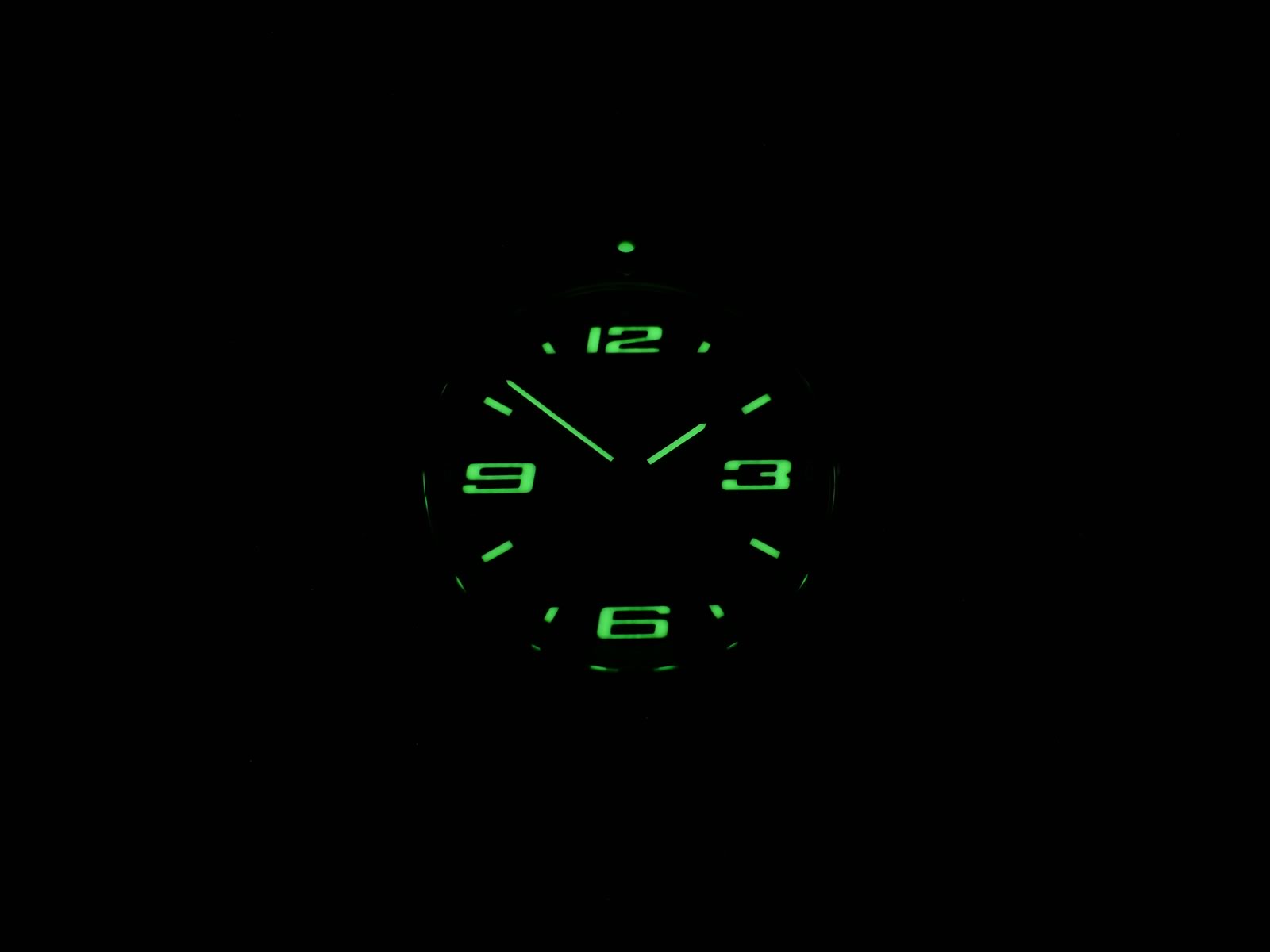 Breitling Aerospace Chronometre E75362 night time luminosity